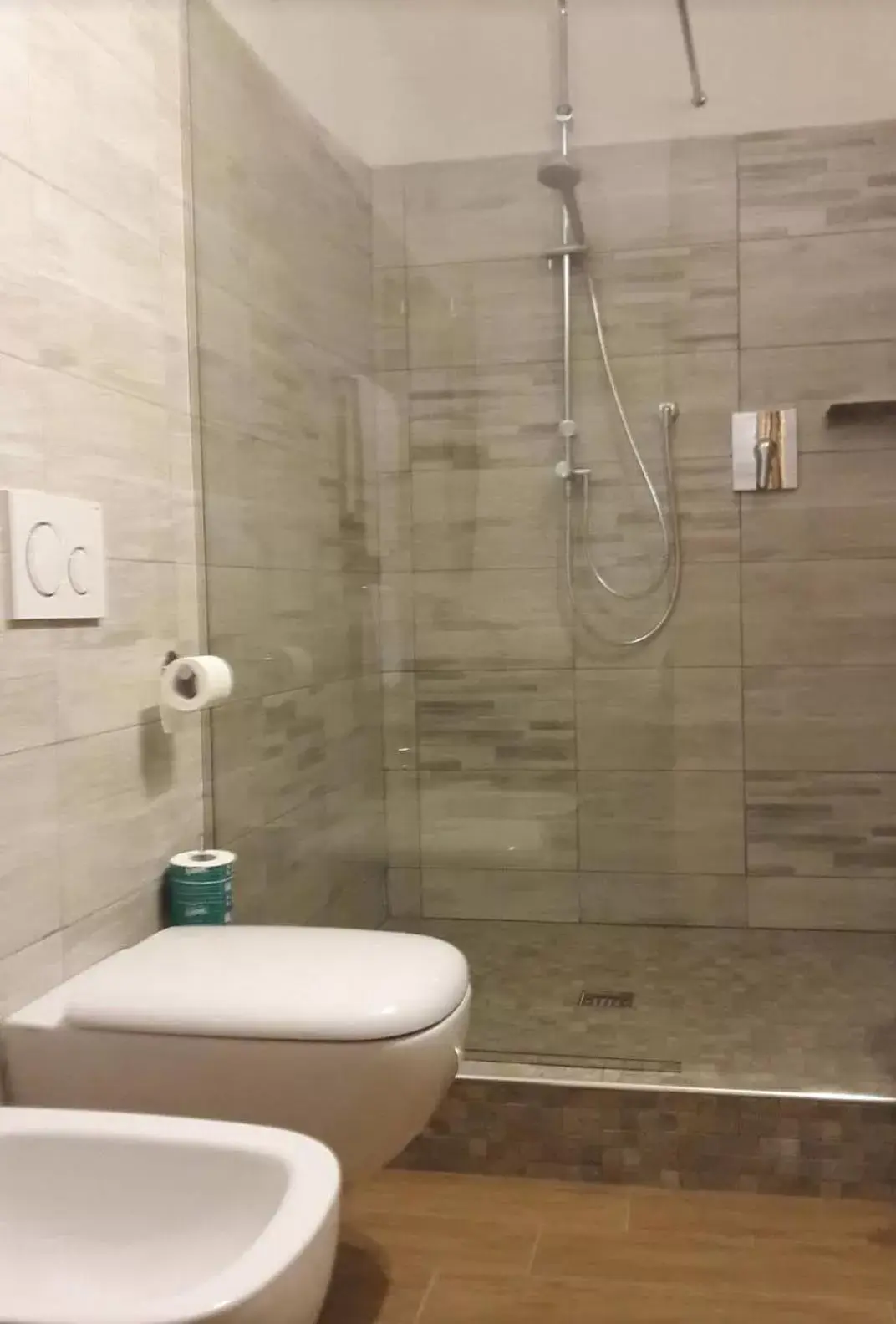 Shower, Bathroom in Hotel Astoria