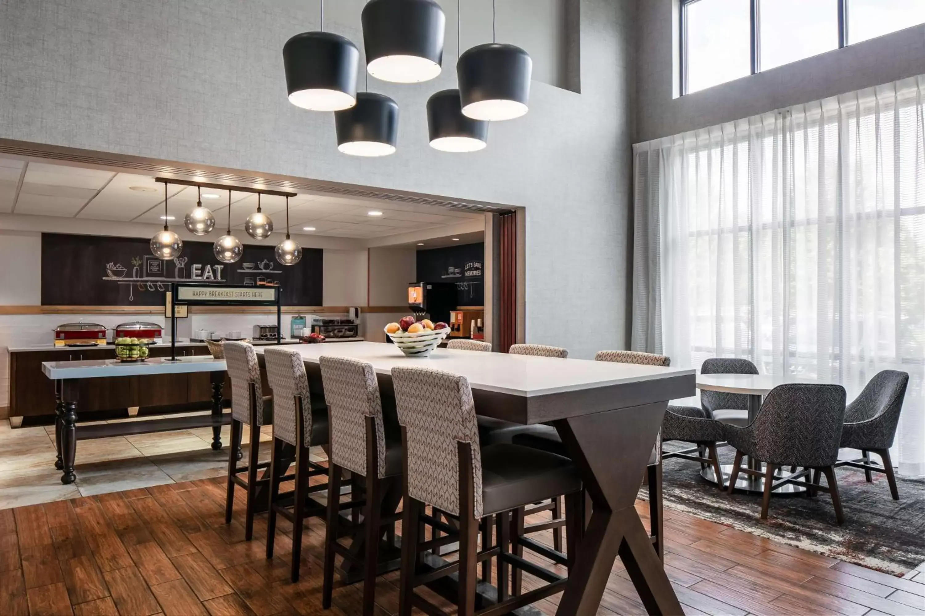 Breakfast in Hampton Inn & Suites West Bend Breakfast in Hampton Inn & Suites West Bend