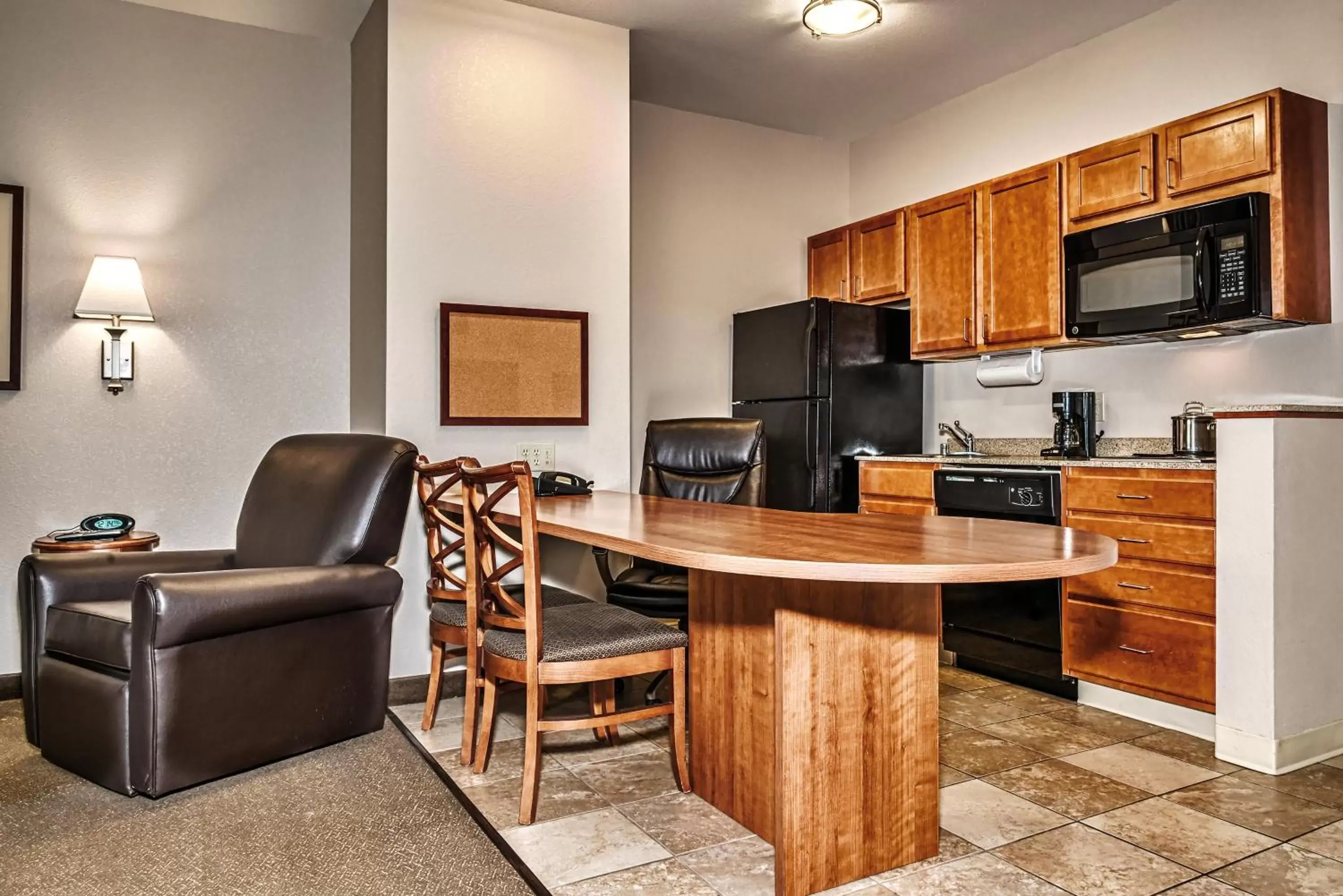 Photo of the whole room, Kitchen/Kitchenette in Candlewood Suites Oak Harbor, an IHG Hotel