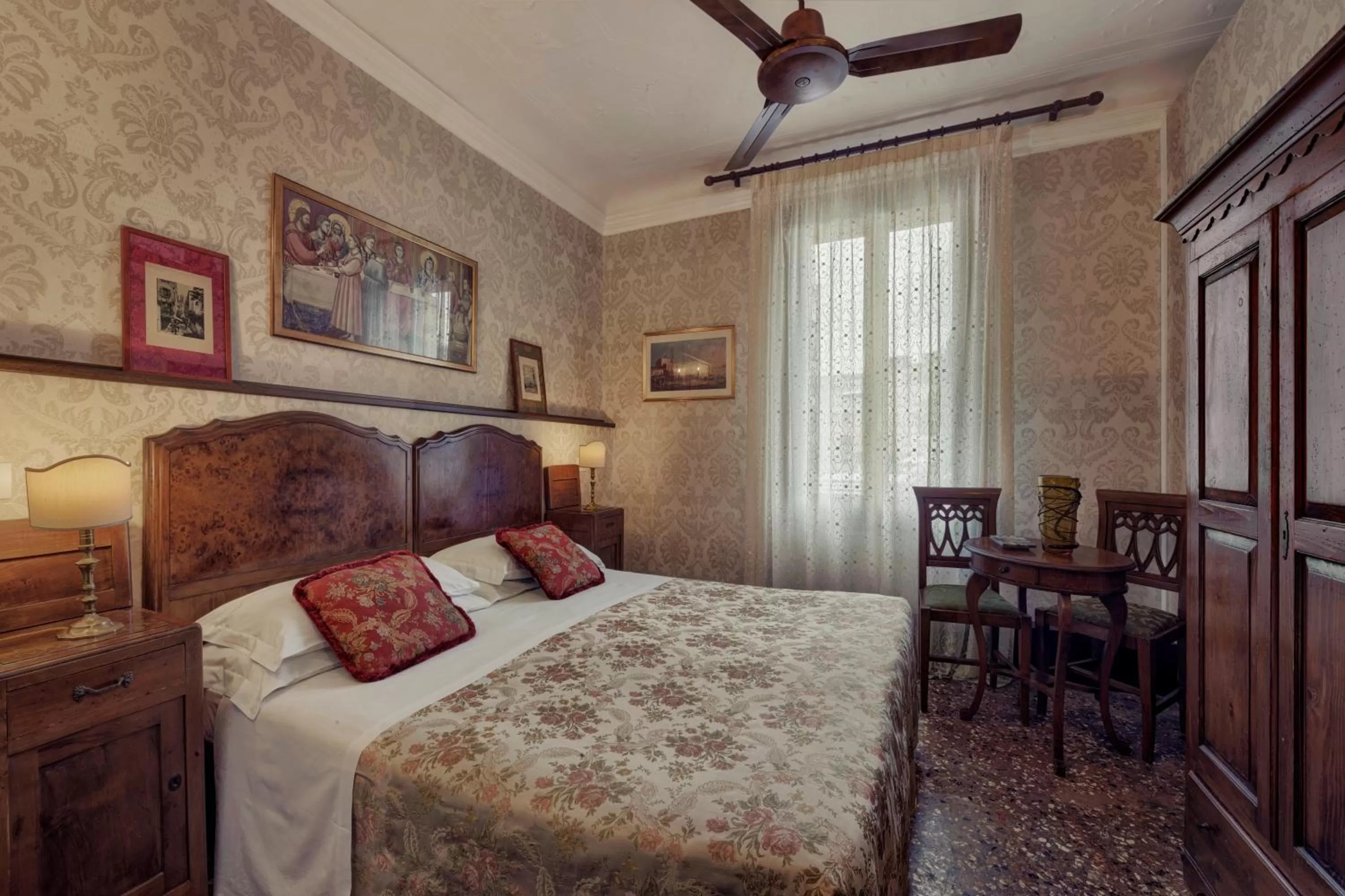 Bathroom, Bed in Hotel Galleria