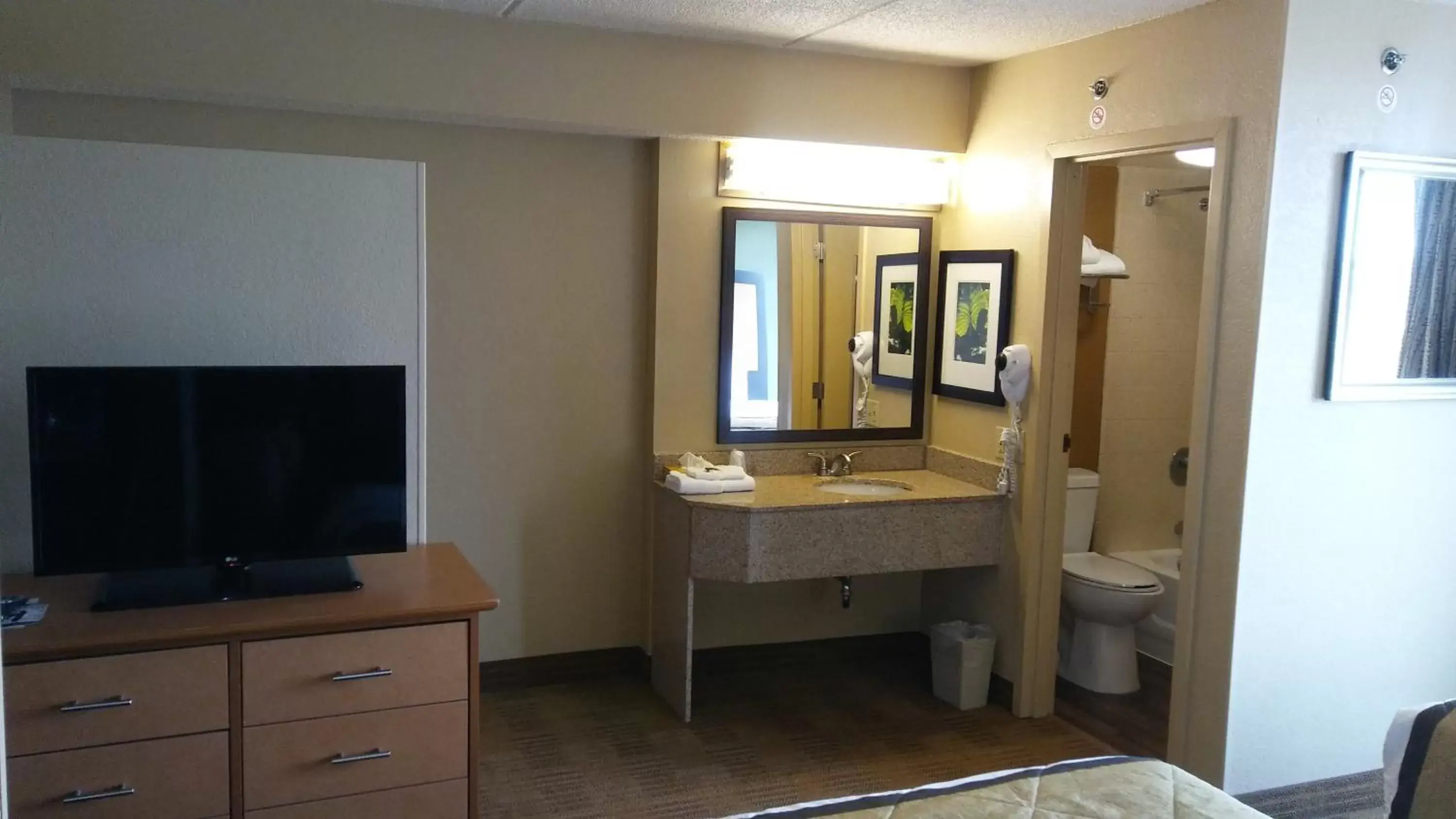 TV and multimedia, Bathroom in Extended Stay America - Atlanta - Marietta - Interstate N. Pkwy