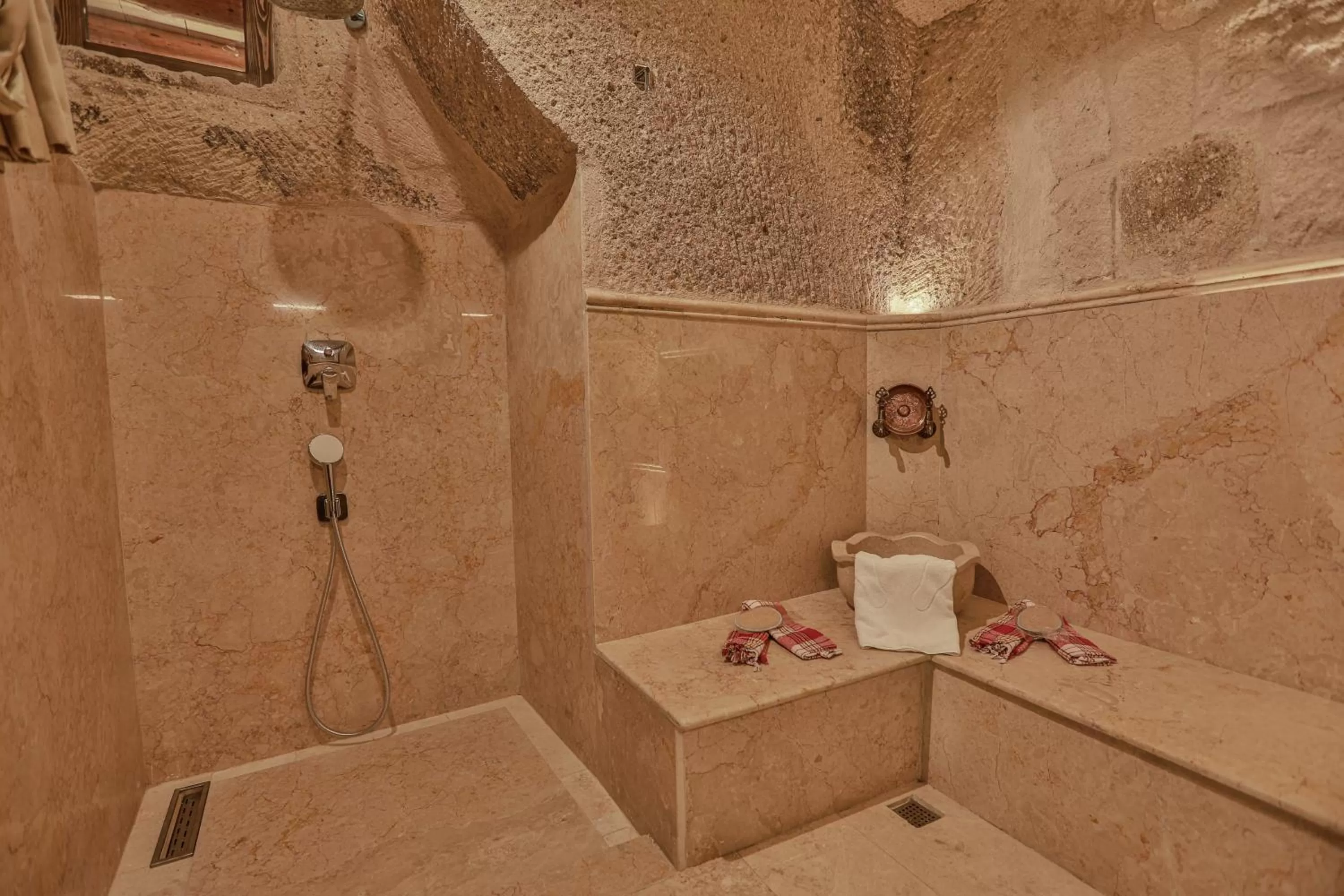 Shower in Şah Saray Cave Suites Halal Hotel