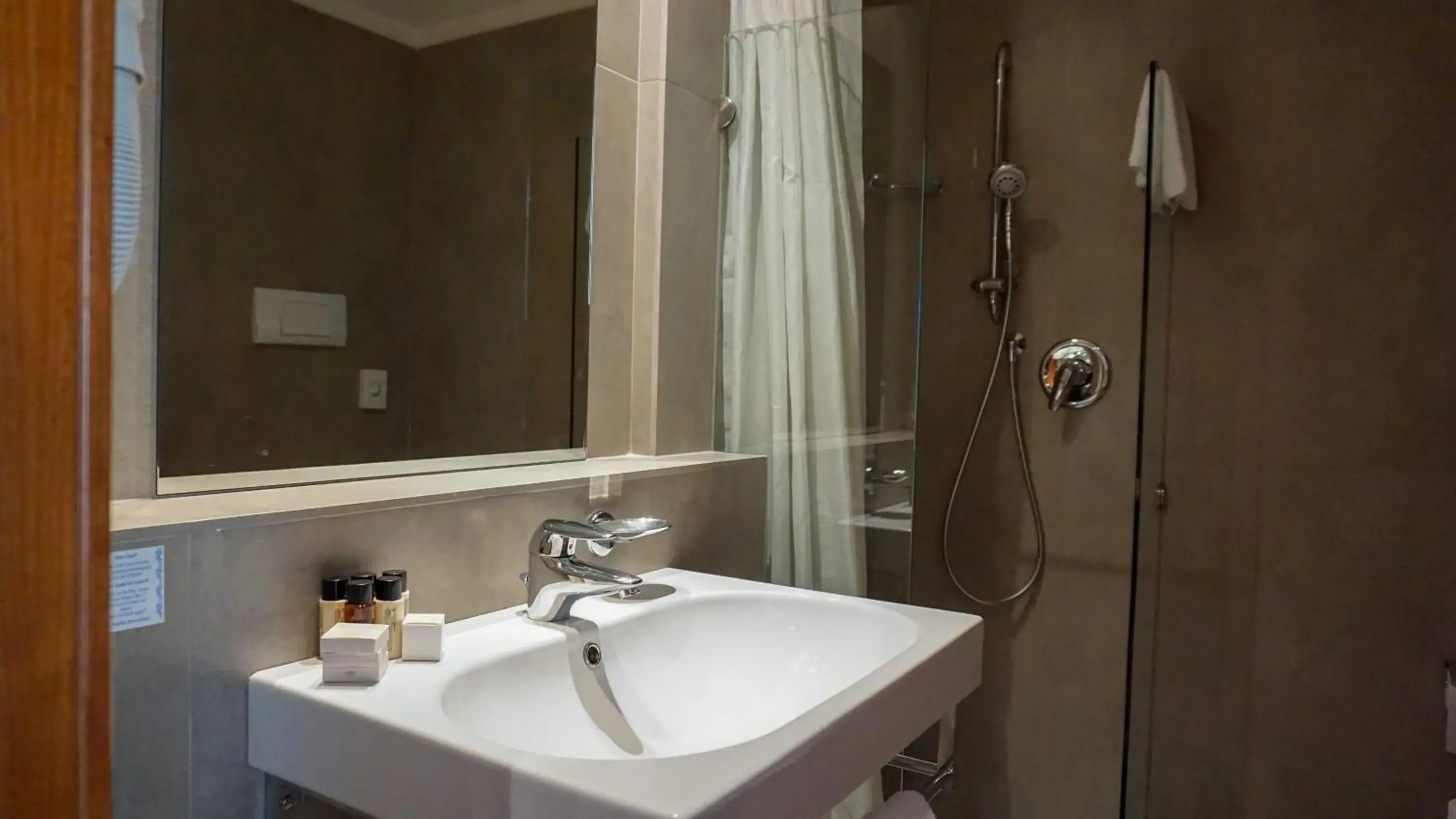 Shower, Bathroom in Hotel Mavino