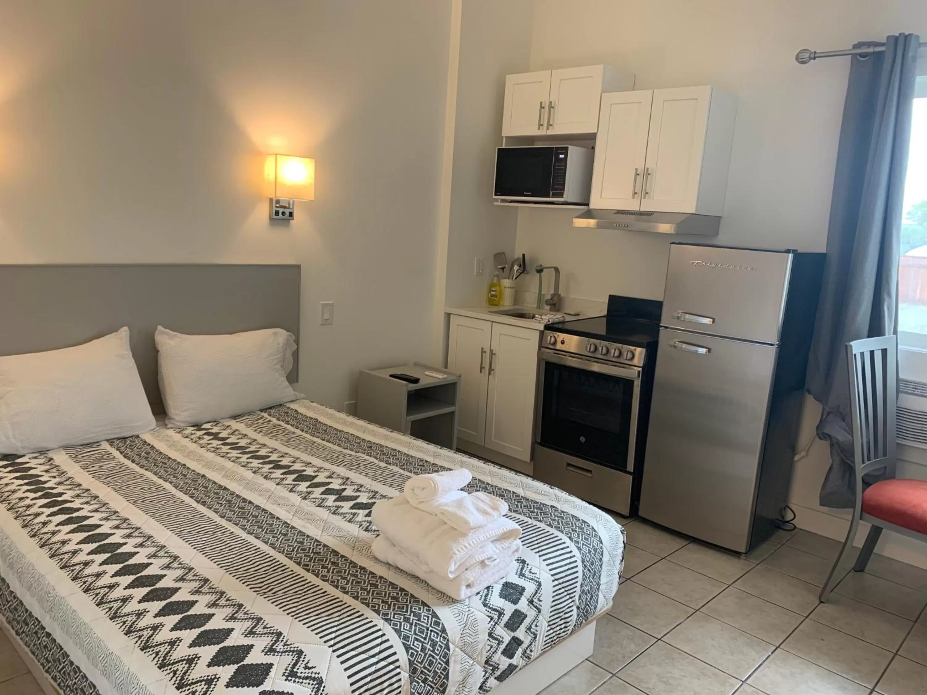 Kitchen or kitchenette, Bed in Destination Inn Cache Creek