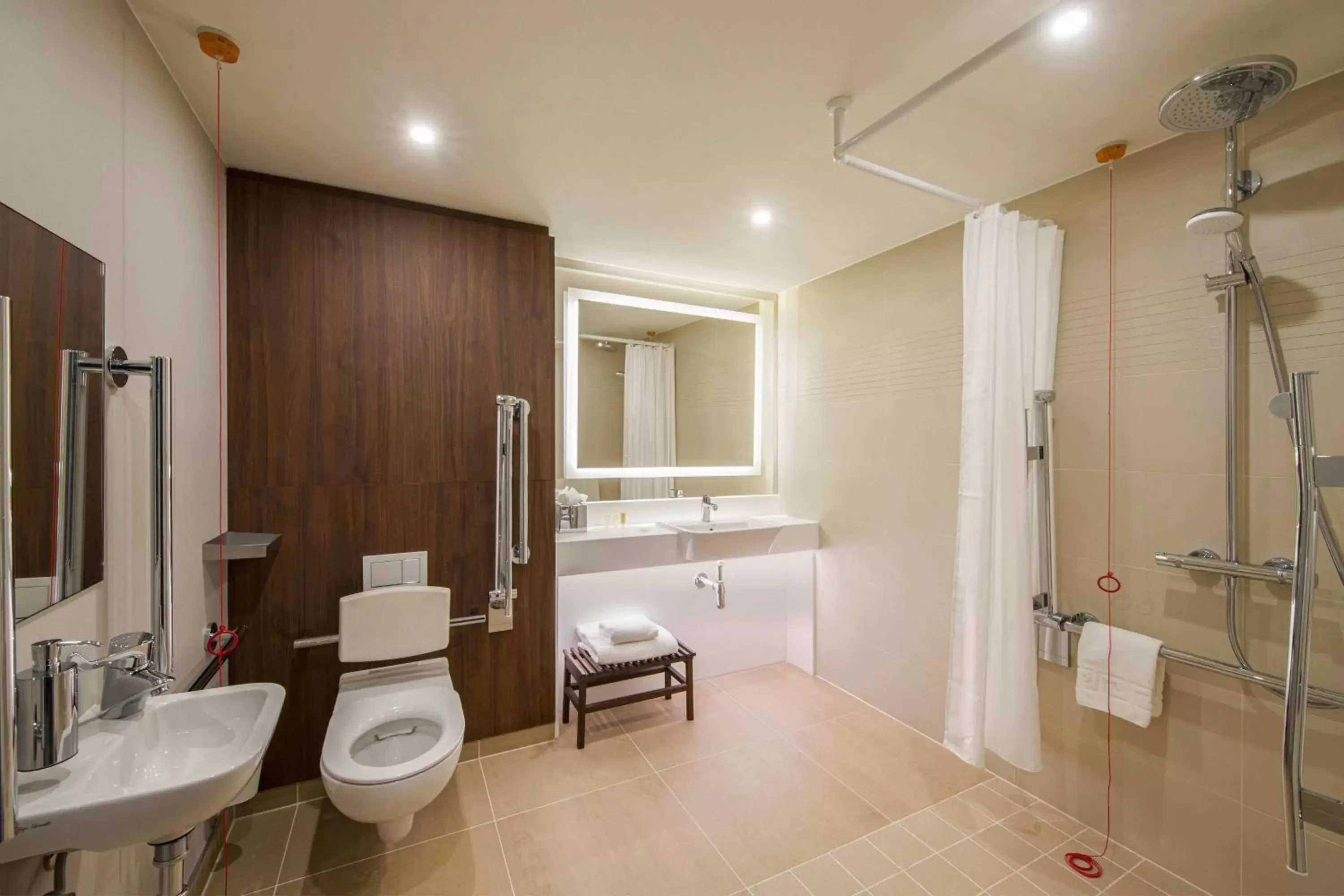 Bathroom in Courtyard by Marriott Inverness Airport