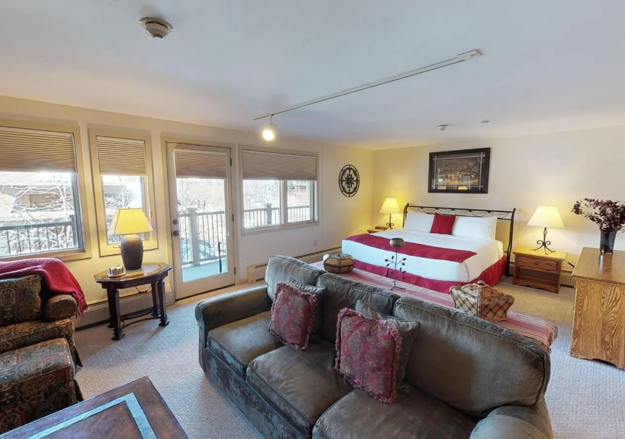 Photo of the whole room, Bed in Manor Vail Lodge