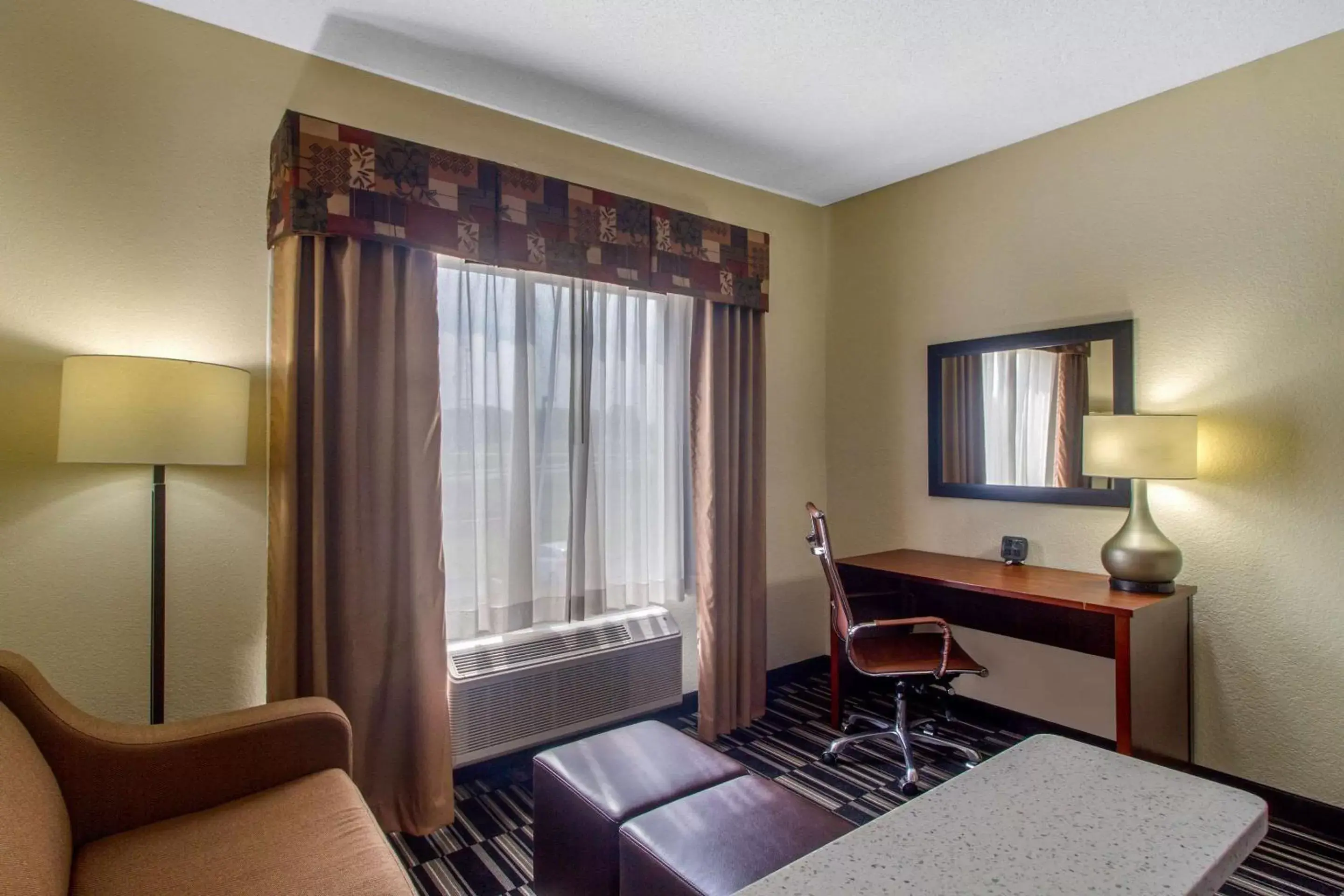 Photo of the whole room, Seating Area in Comfort Suites Danville
