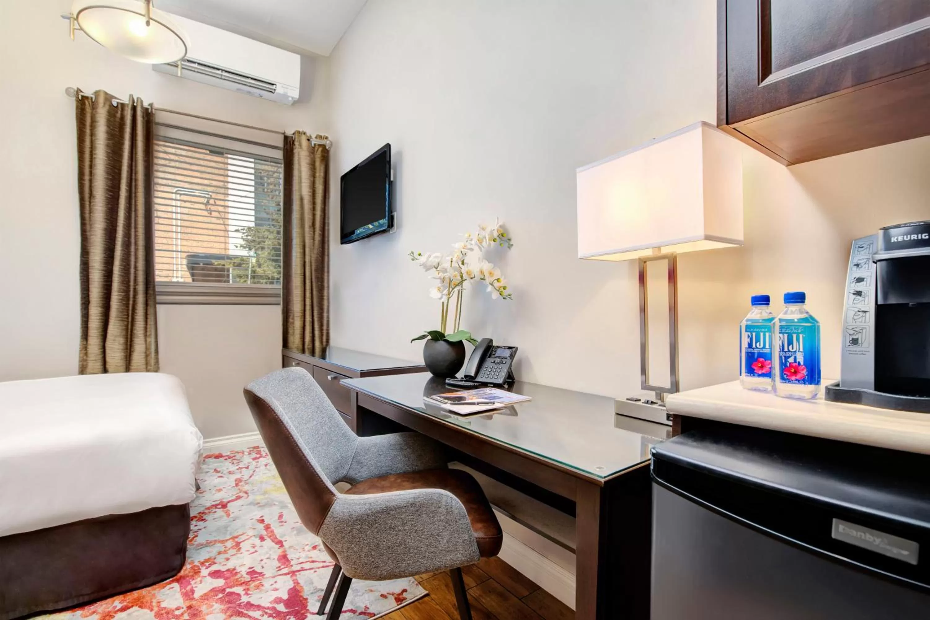 TV and multimedia, Bed in Willowdale Hotel Toronto North York