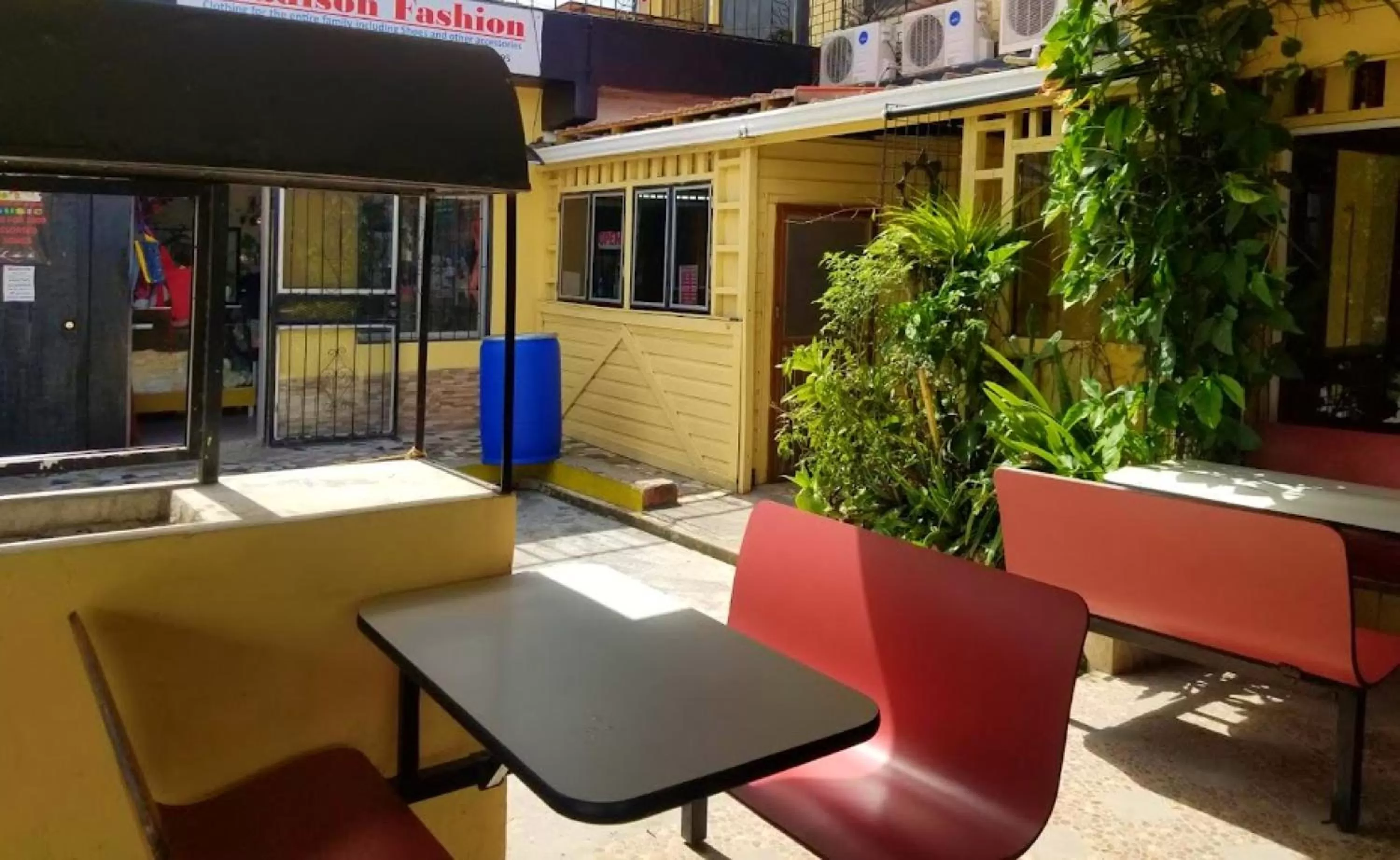 Seating area in Maxroomz