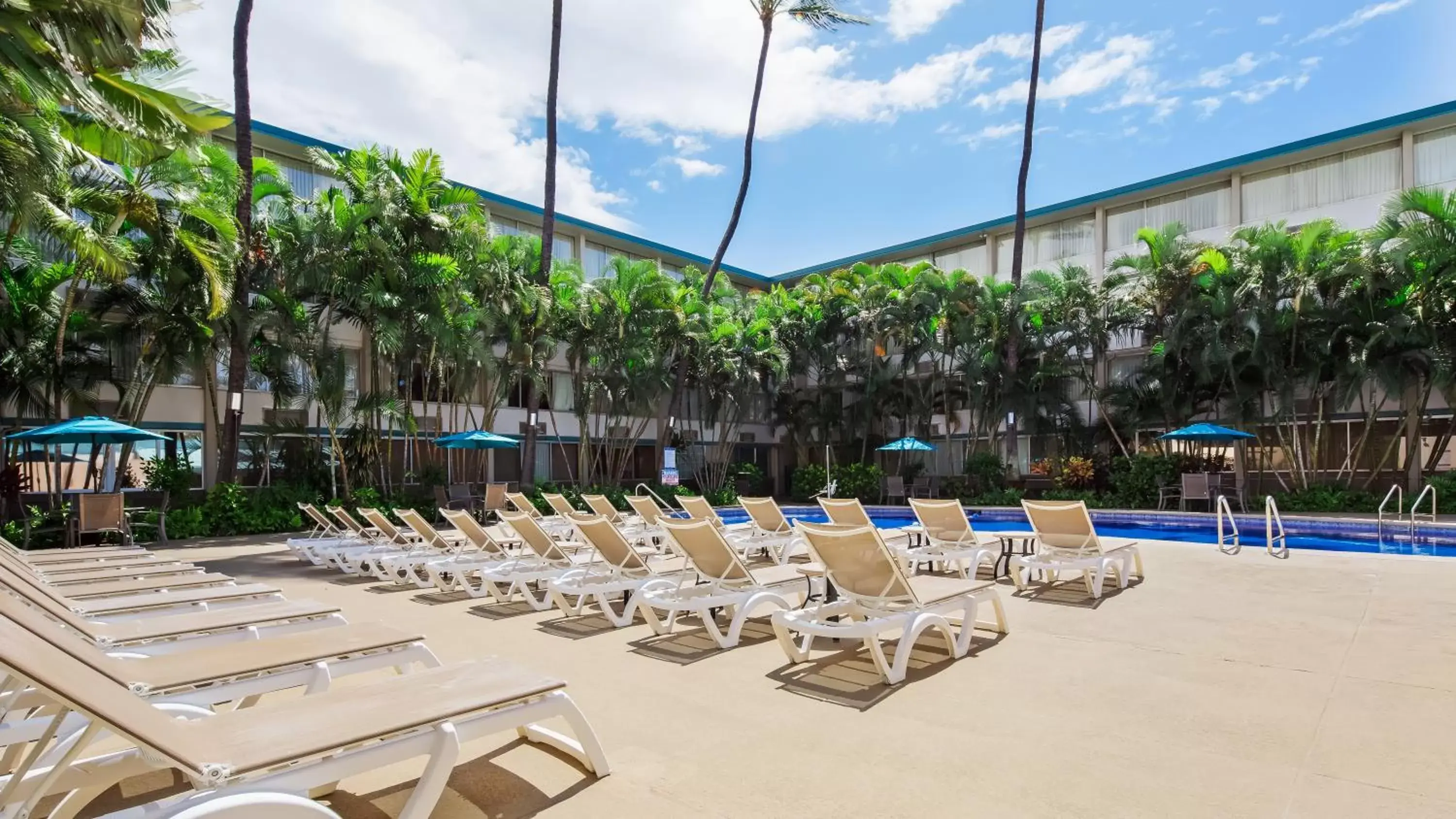 Swimming Pool in Airport Honolulu Hotel