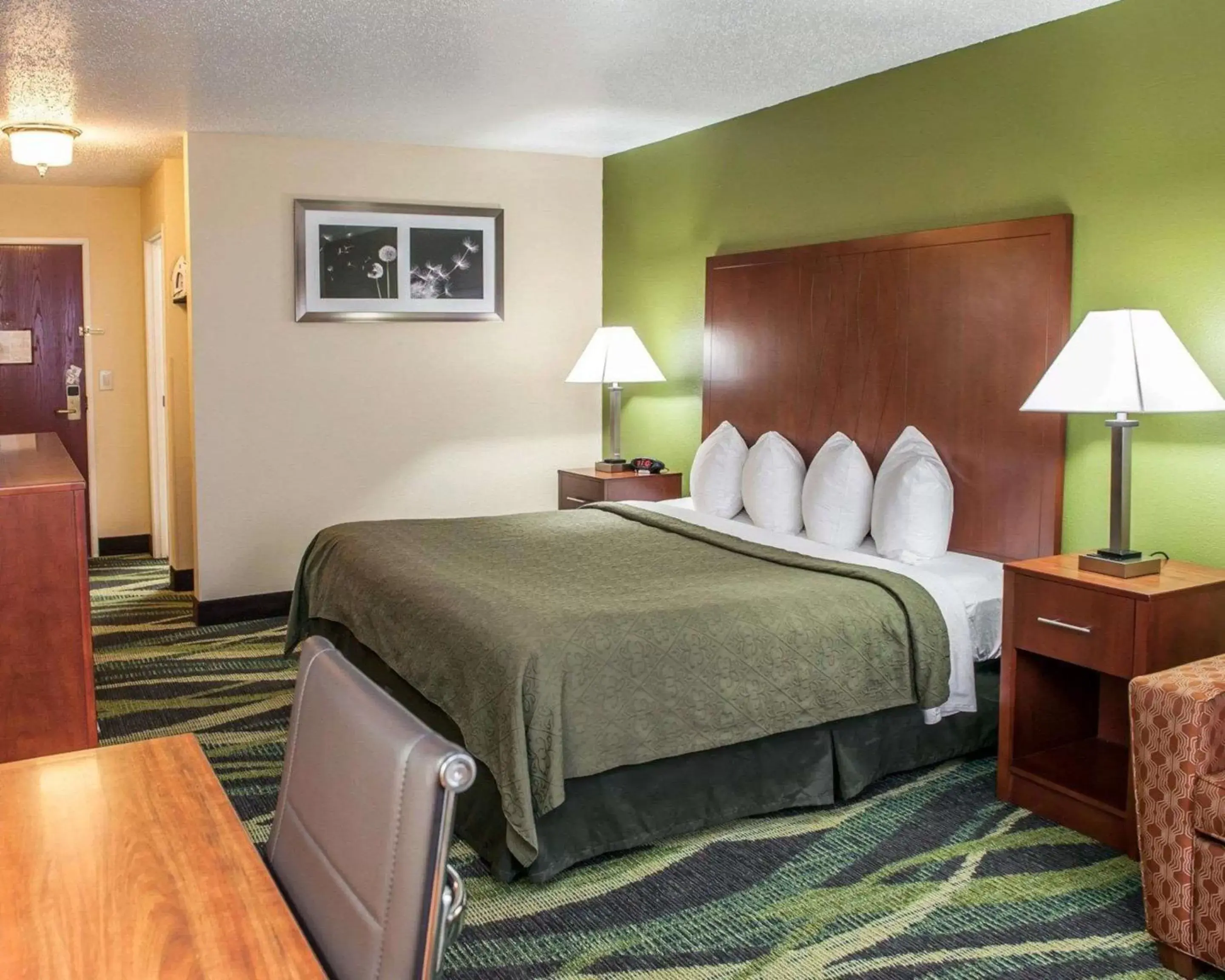 Photo of the whole room, Bed in Quality Inn & Suites South Bend Airport