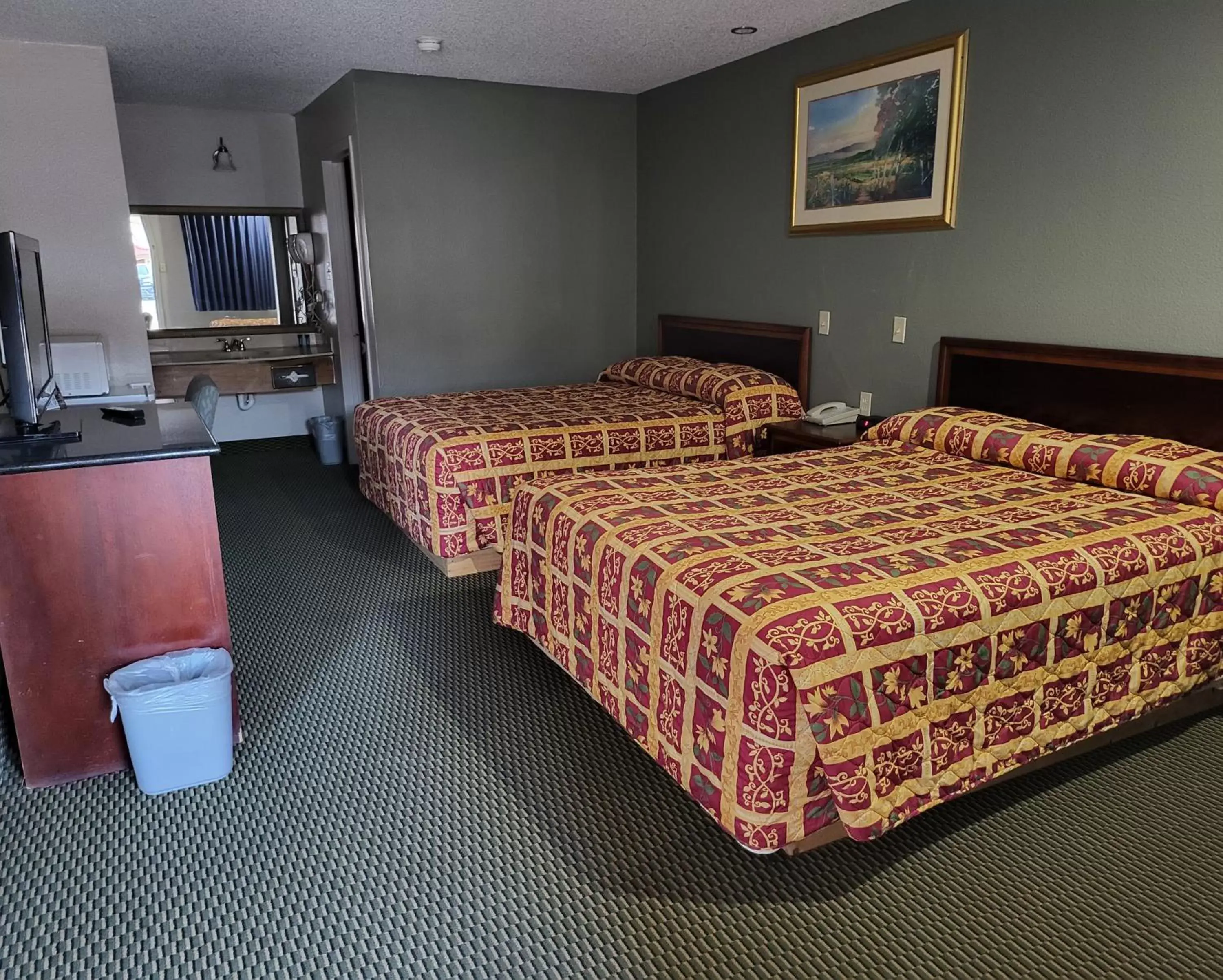 Bed in Hallmark Inn and Suites