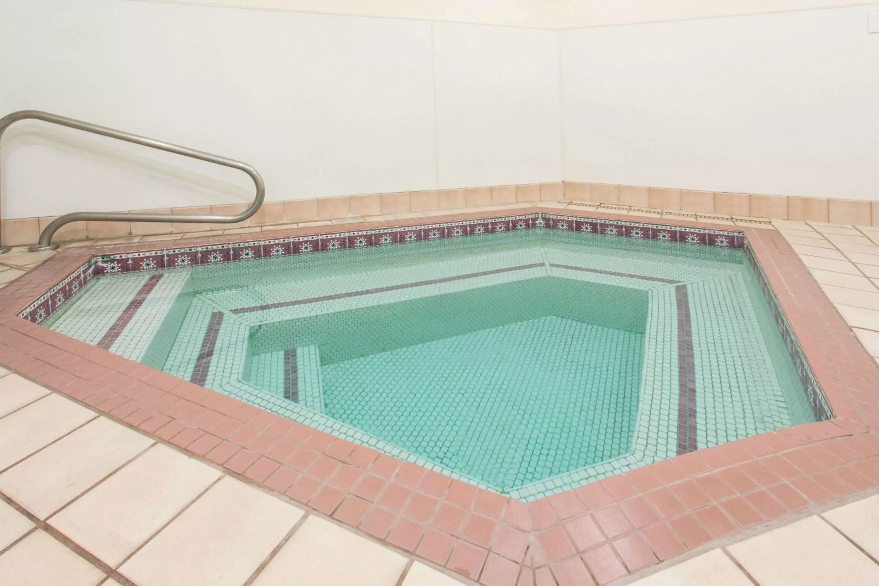 Hot Tub, Swimming Pool in Travelodge by Wyndham Williams Grand Canyon