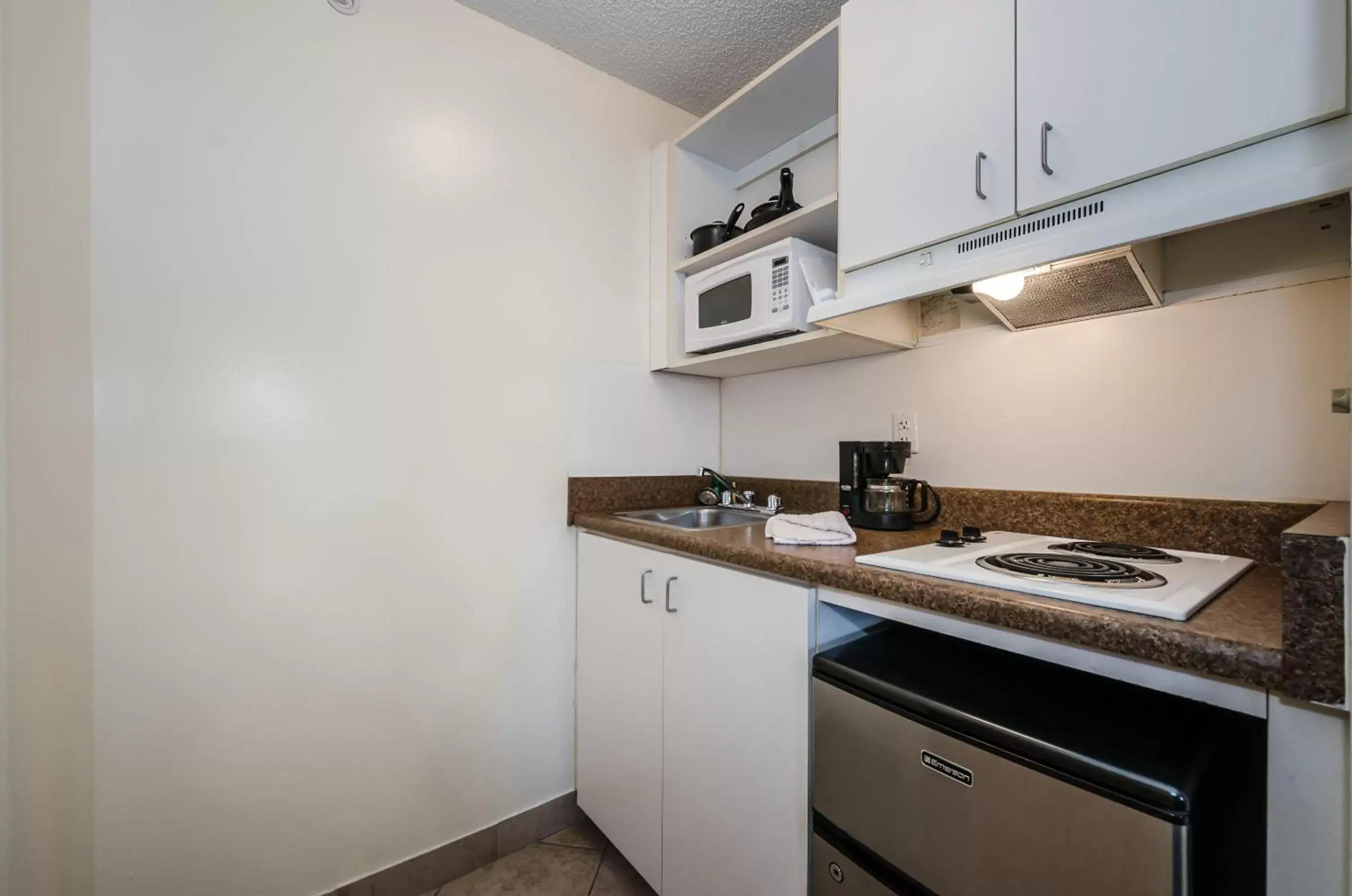 Kitchen or kitchenette, Kitchen/Kitchenette in Tampa Bay Extended Stay Hotel