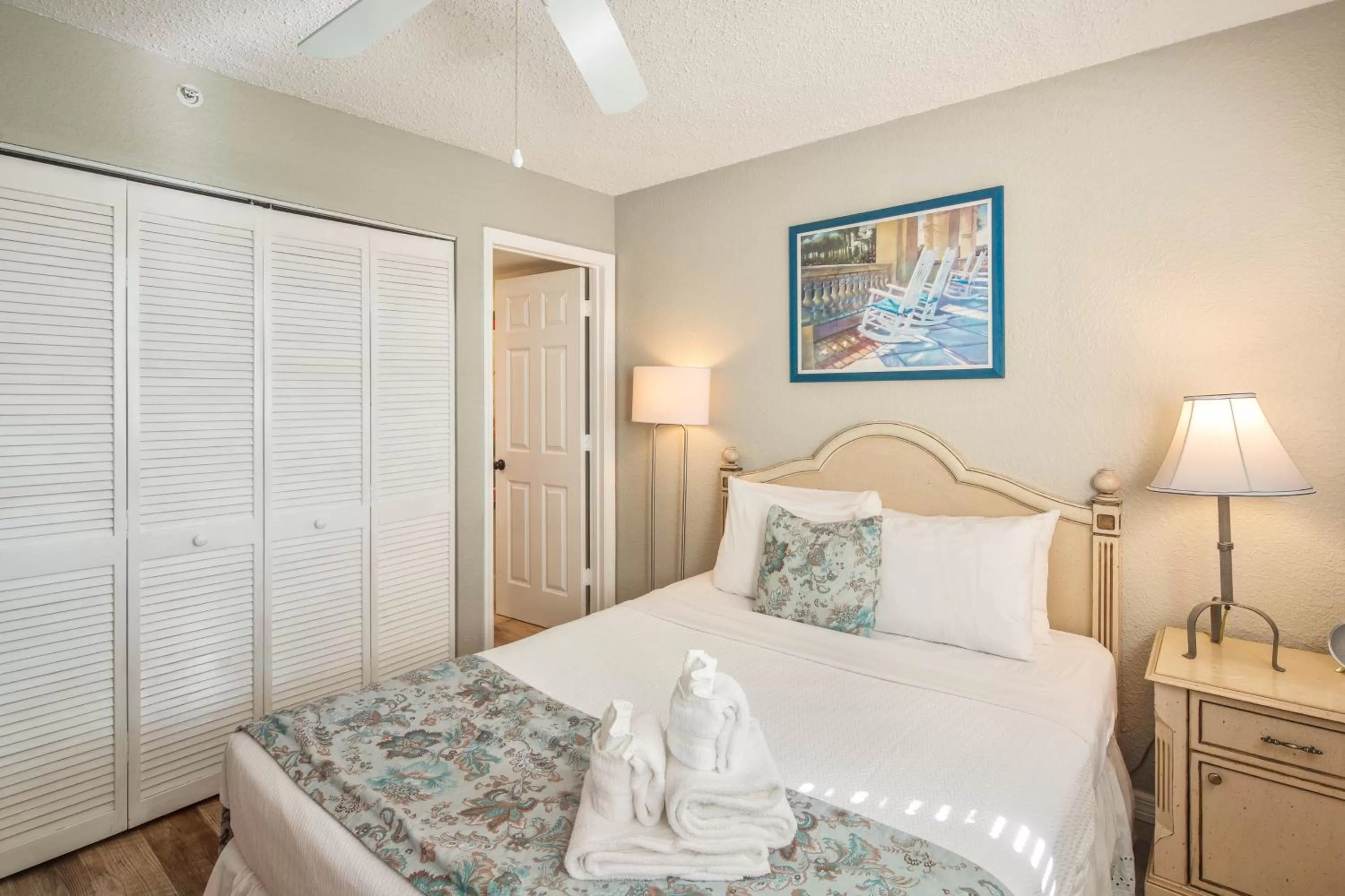 Bed in Sunrise Suites Tahiti Suite #104