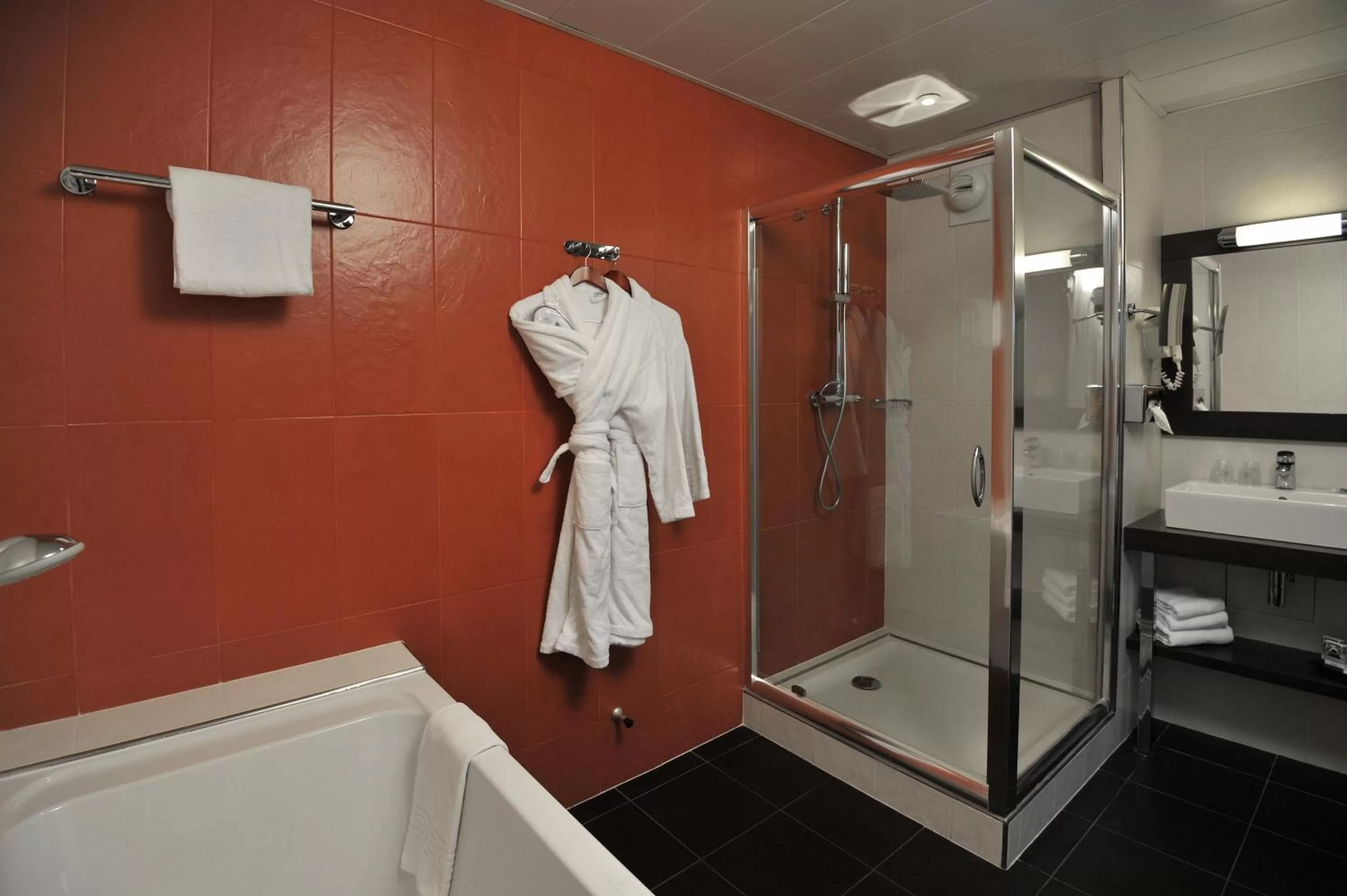 Bathroom in Mercure Maurepas Saint Quentin