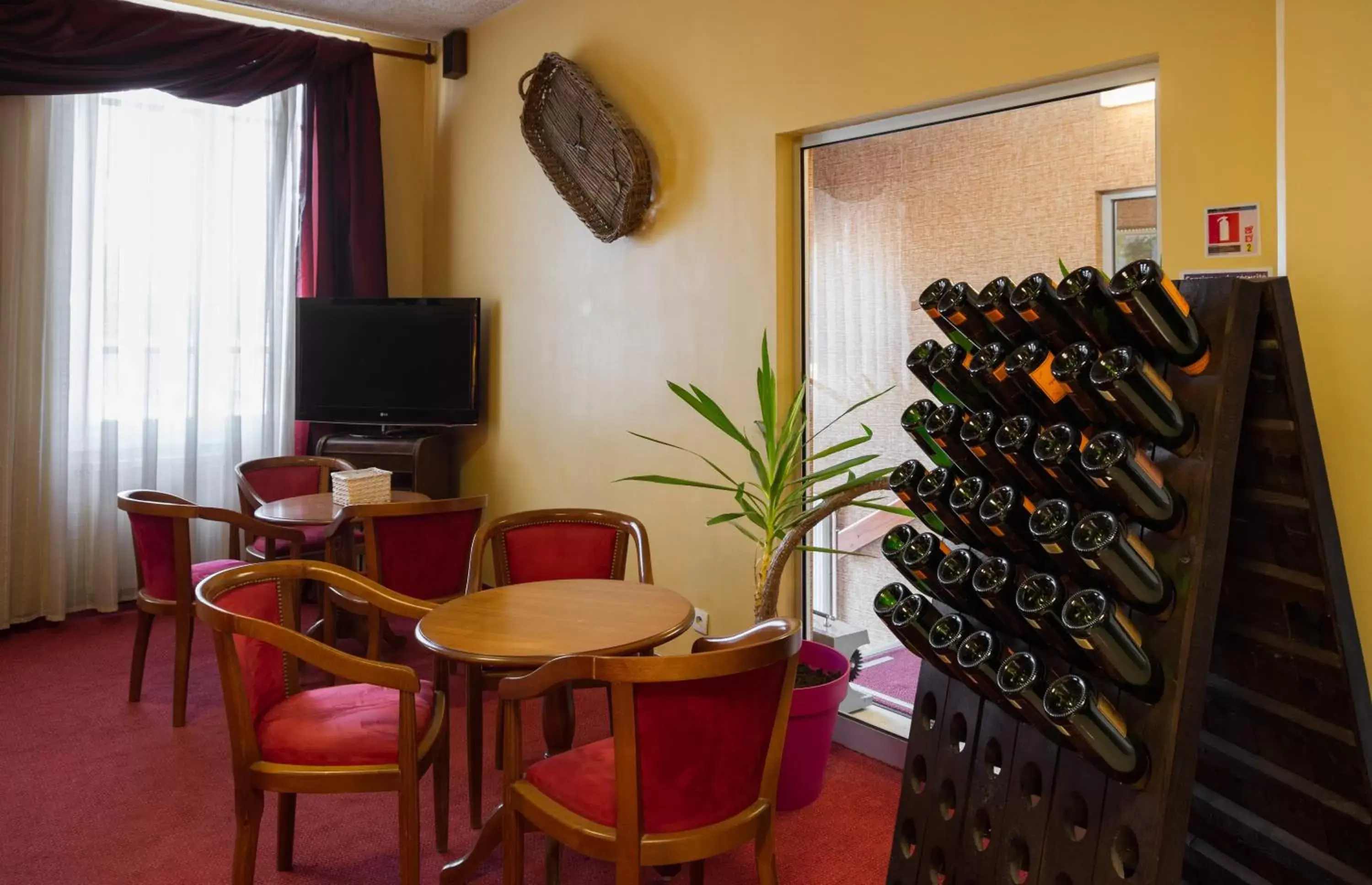 Communal lounge/ TV room in Hotel de Champagne
