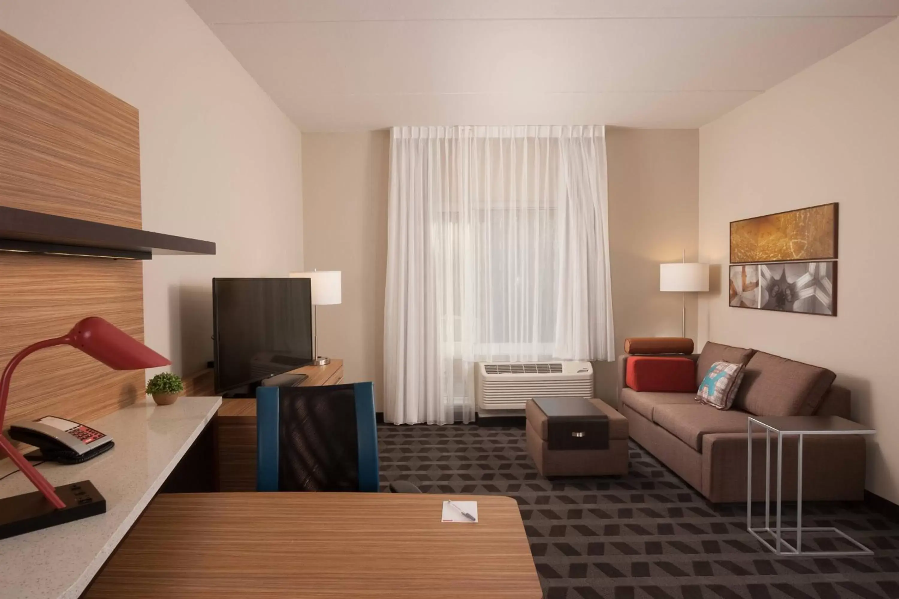 Living room, TV/Entertainment Center in TownePlace Suites by Marriott Charleston Airport/Convention Center