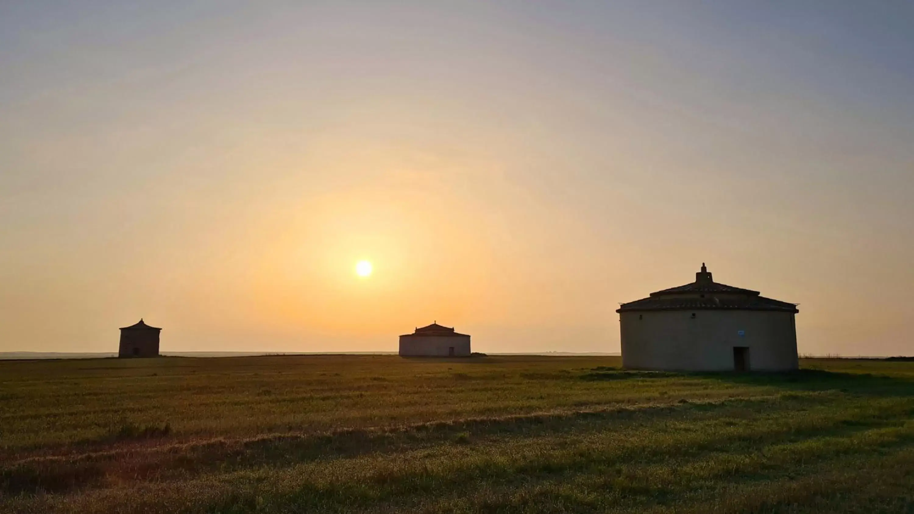 Nearby landmark, Sunrise/Sunset in Hostal Athlanta