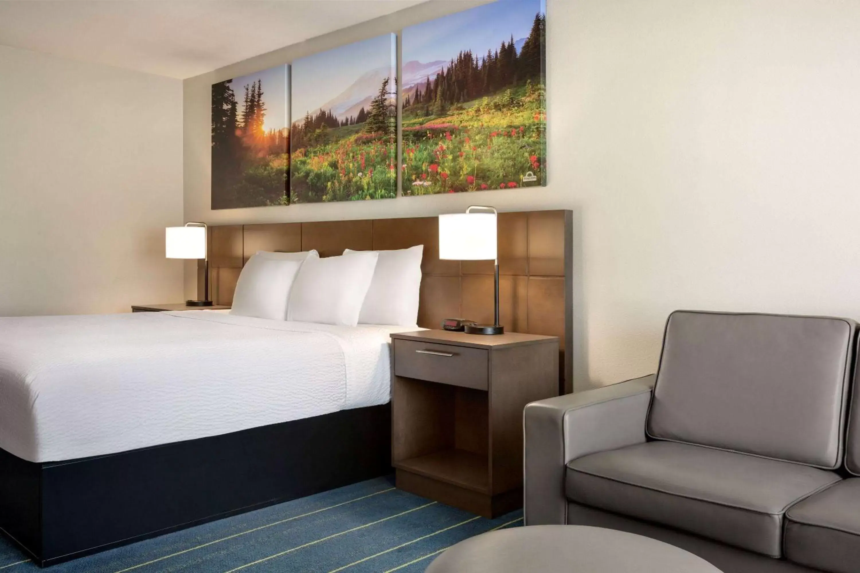 Photo of the whole room, Bed in Days Inn & Suites by Wyndham Anaheim At Disneyland Park Photo of the whole room, Bed in Days Inn & Suites by Wyndham Anaheim At Disneyland Park