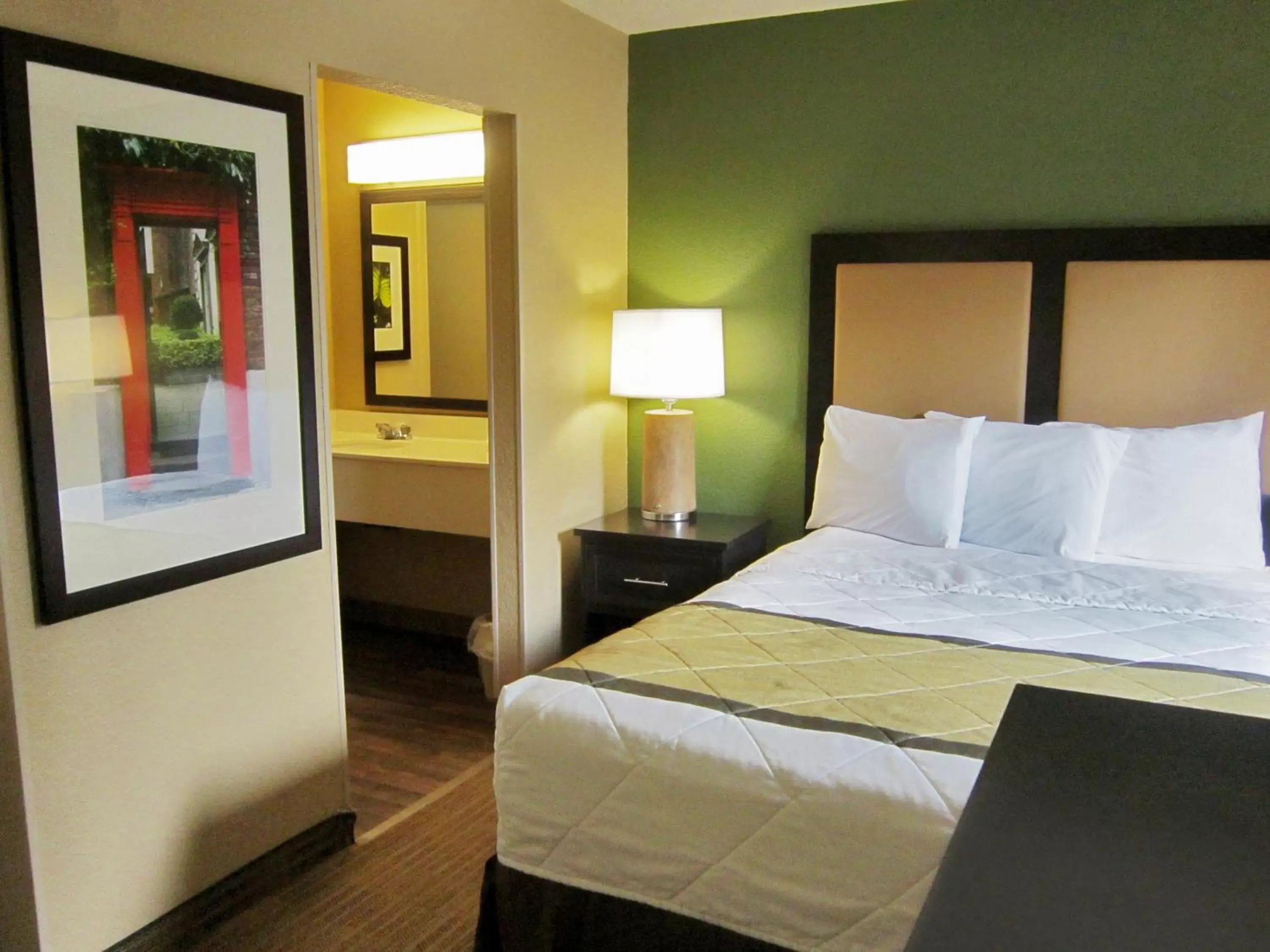 Bed in Extended Stay America Suites - Chicago - O'Hare - Allstate Arena