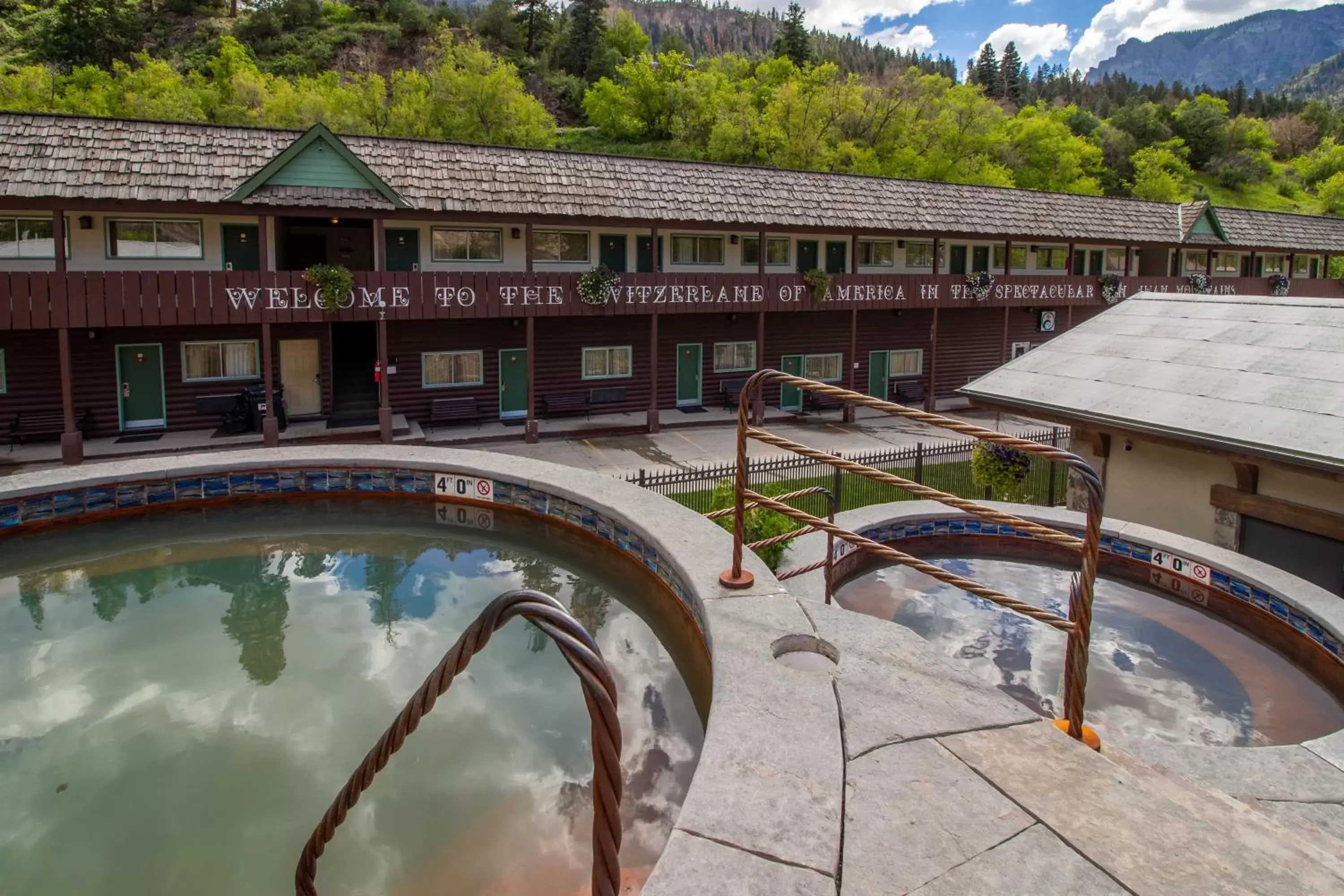 Hot Tub, Swimming Pool in Twin Peaks Lodge & Hot Springs