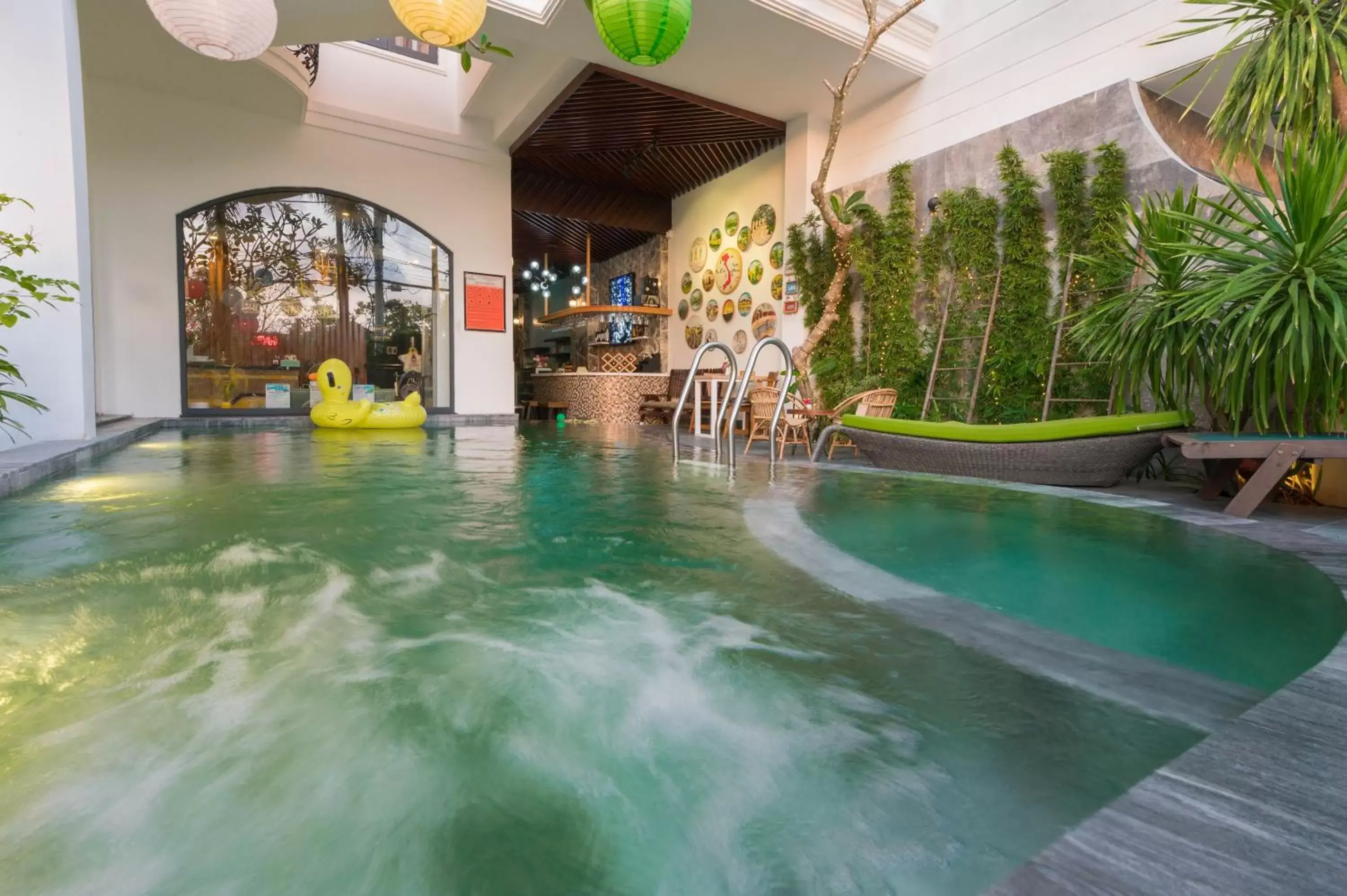 Swimming pool in Hoang Trinh Hotel Swimming pool in Hoang Trinh Hotel