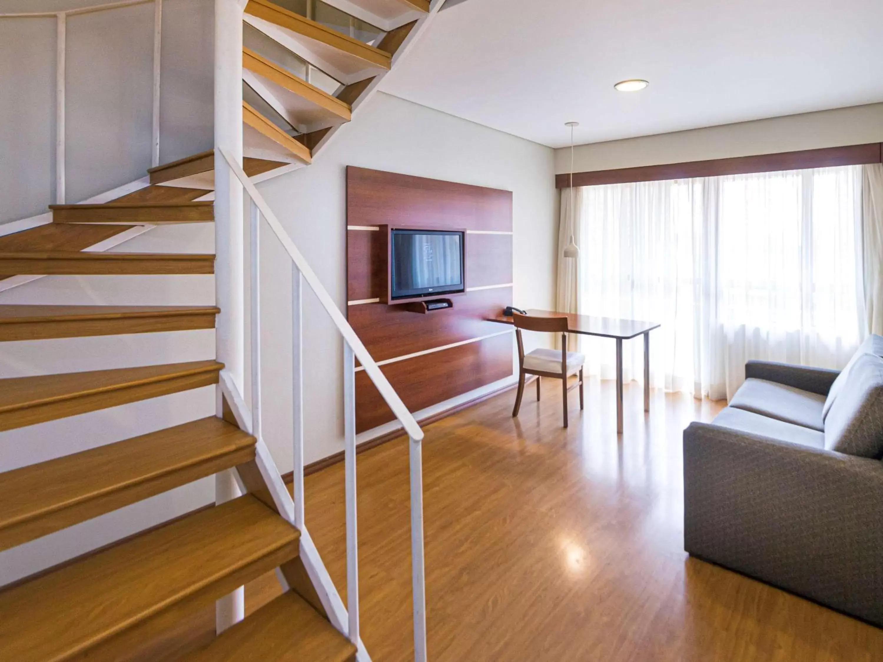 Photo of the whole room, TV/Entertainment Center in Mercure Curitiba Golden