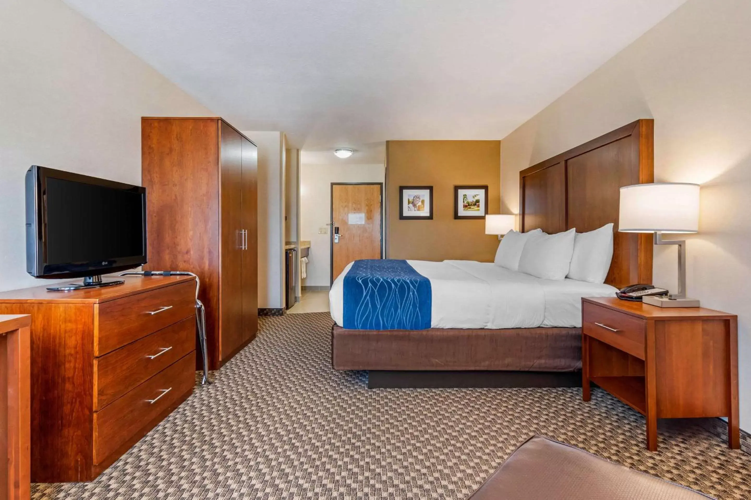 Photo of the whole room, Bed in Comfort Inn & Suites near Route 66 Award Winning Gold Hotel 2021