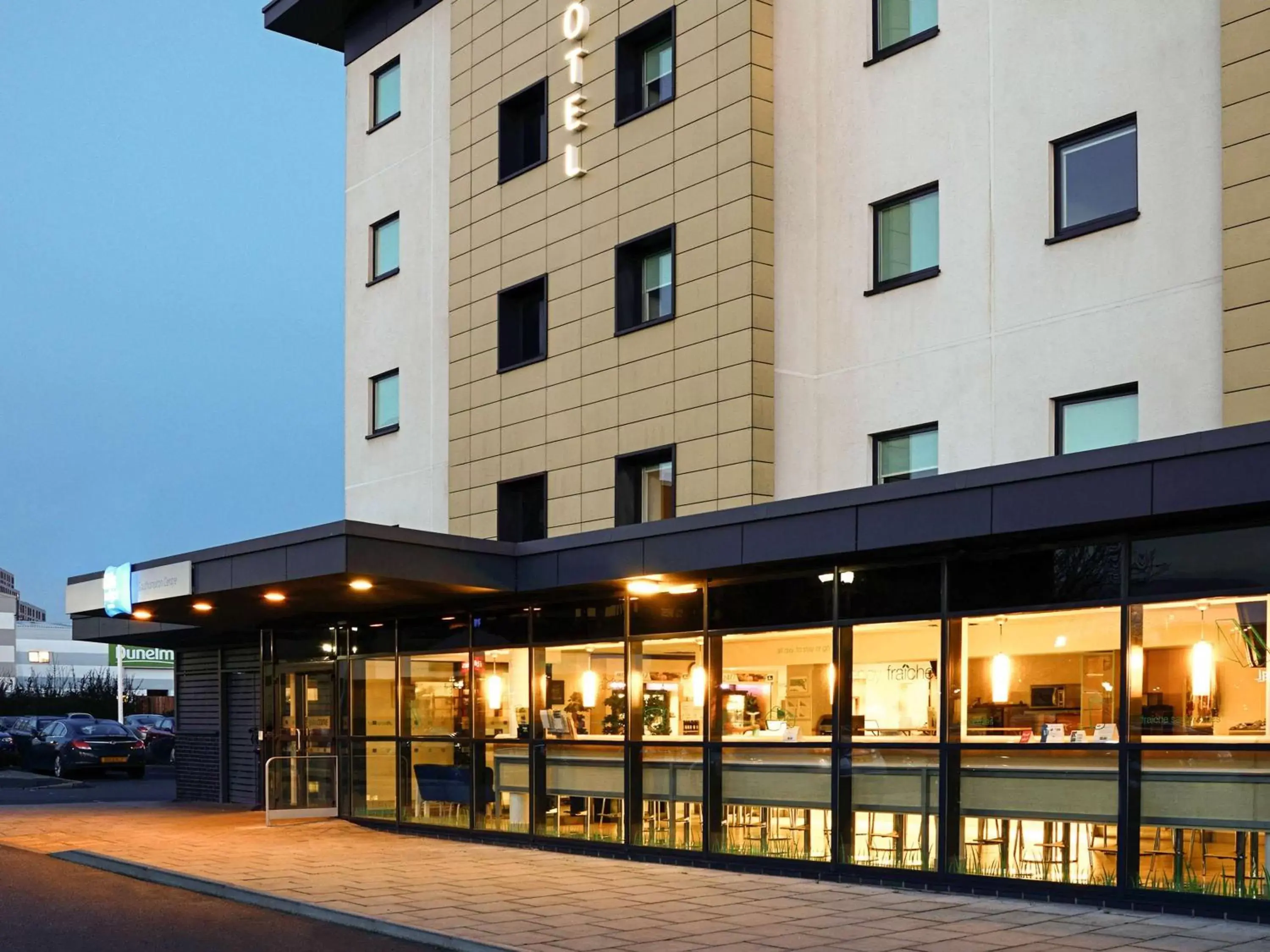 Lounge or bar, Property Building in ibis budget Southampton Centre
