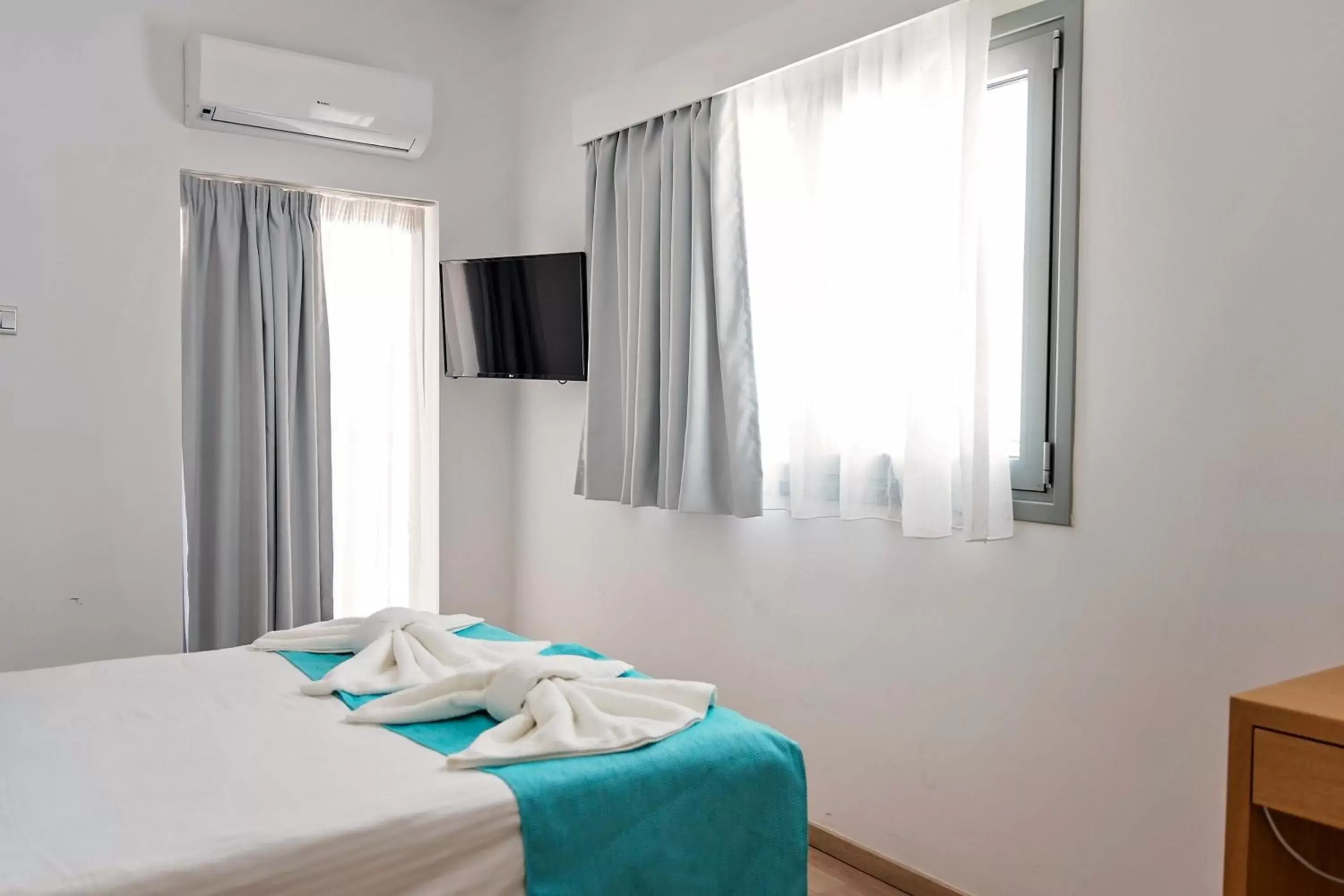 Bedroom, Bed in Pyramos Hotel