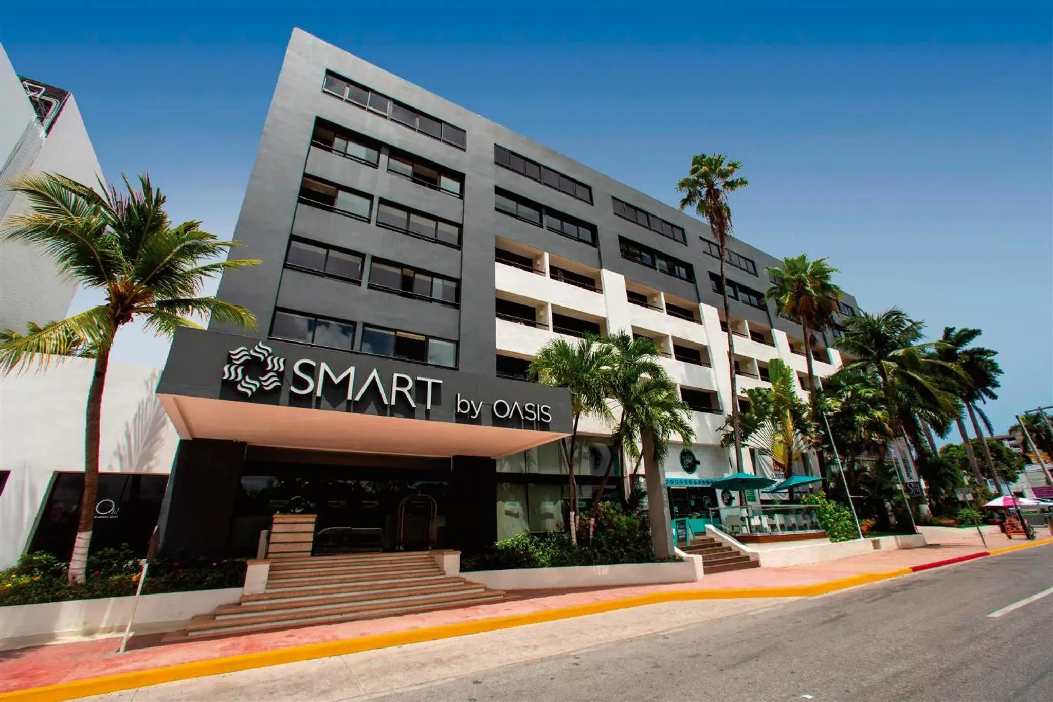 Facade/entrance in Smart Cancun by Oasis