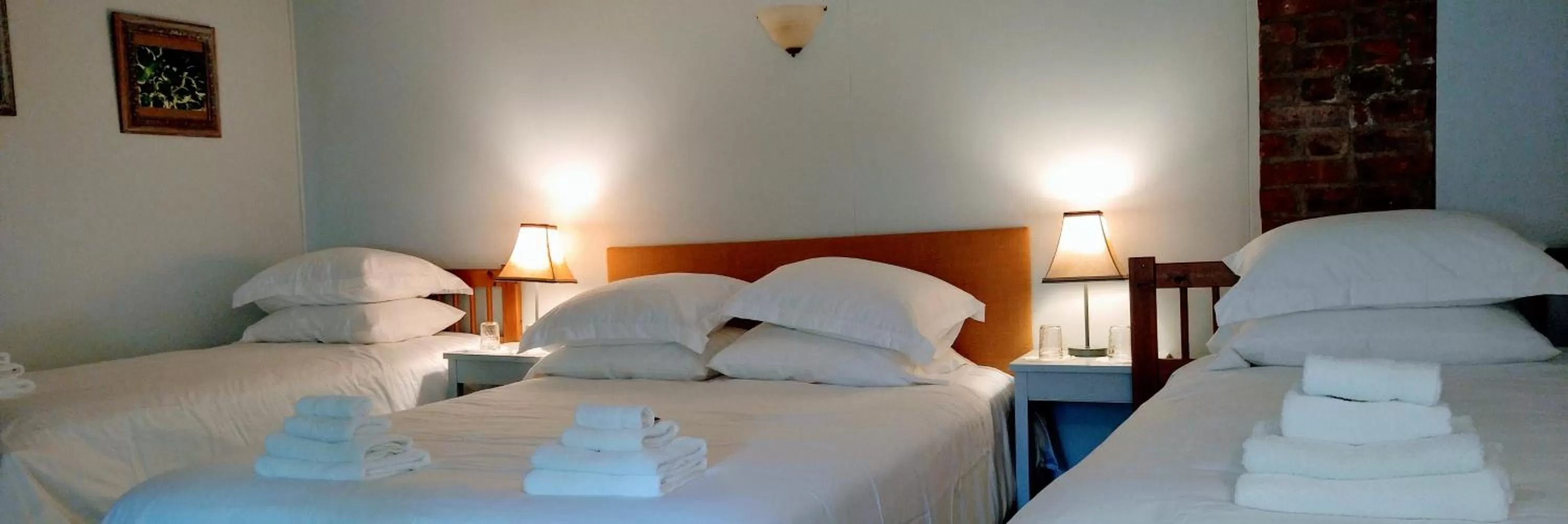 Seating area, Bed in Pine Hill Arms Hotel