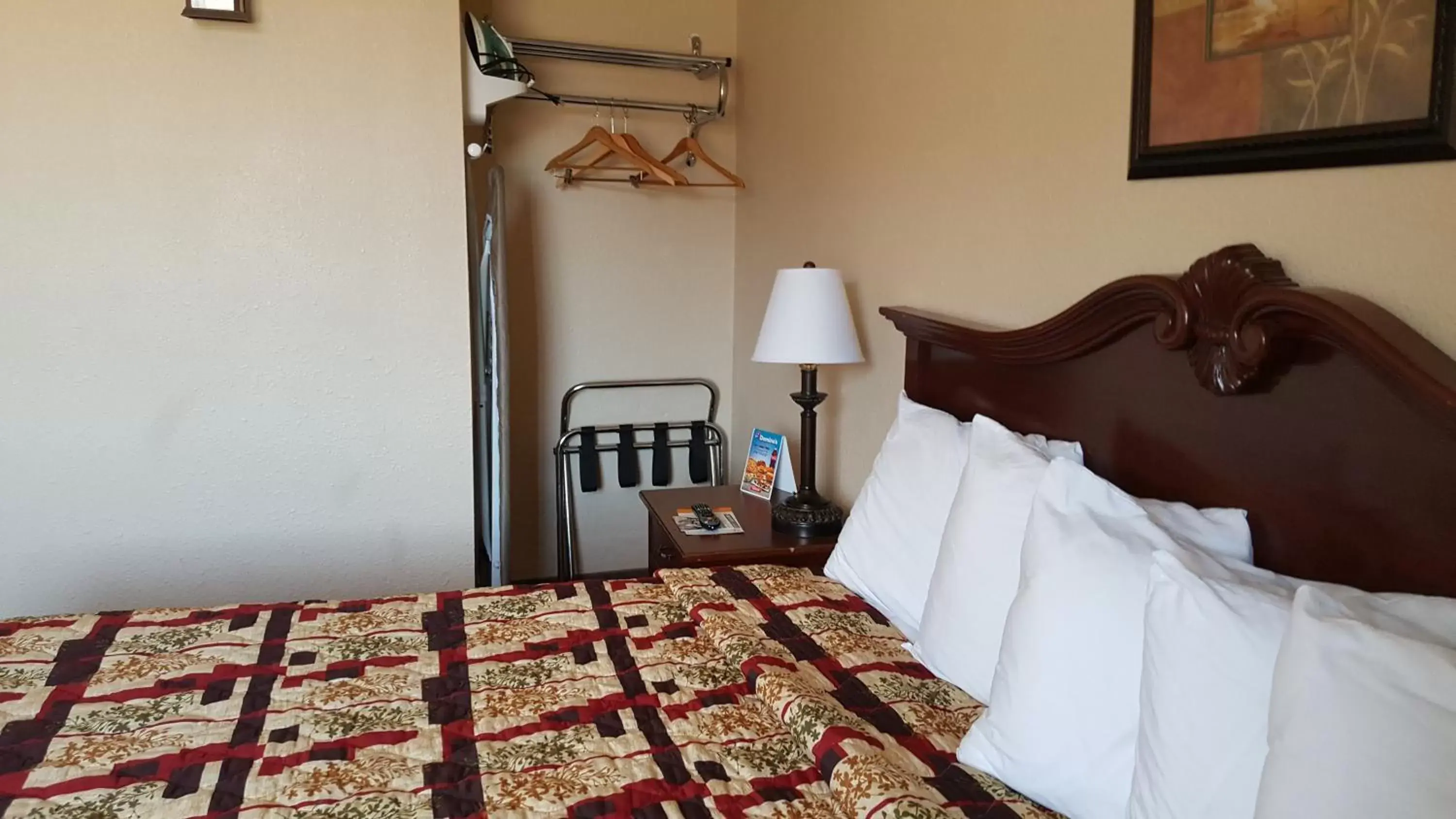 Bedroom, Bed in Knights Inn and Suites - Grand Forks