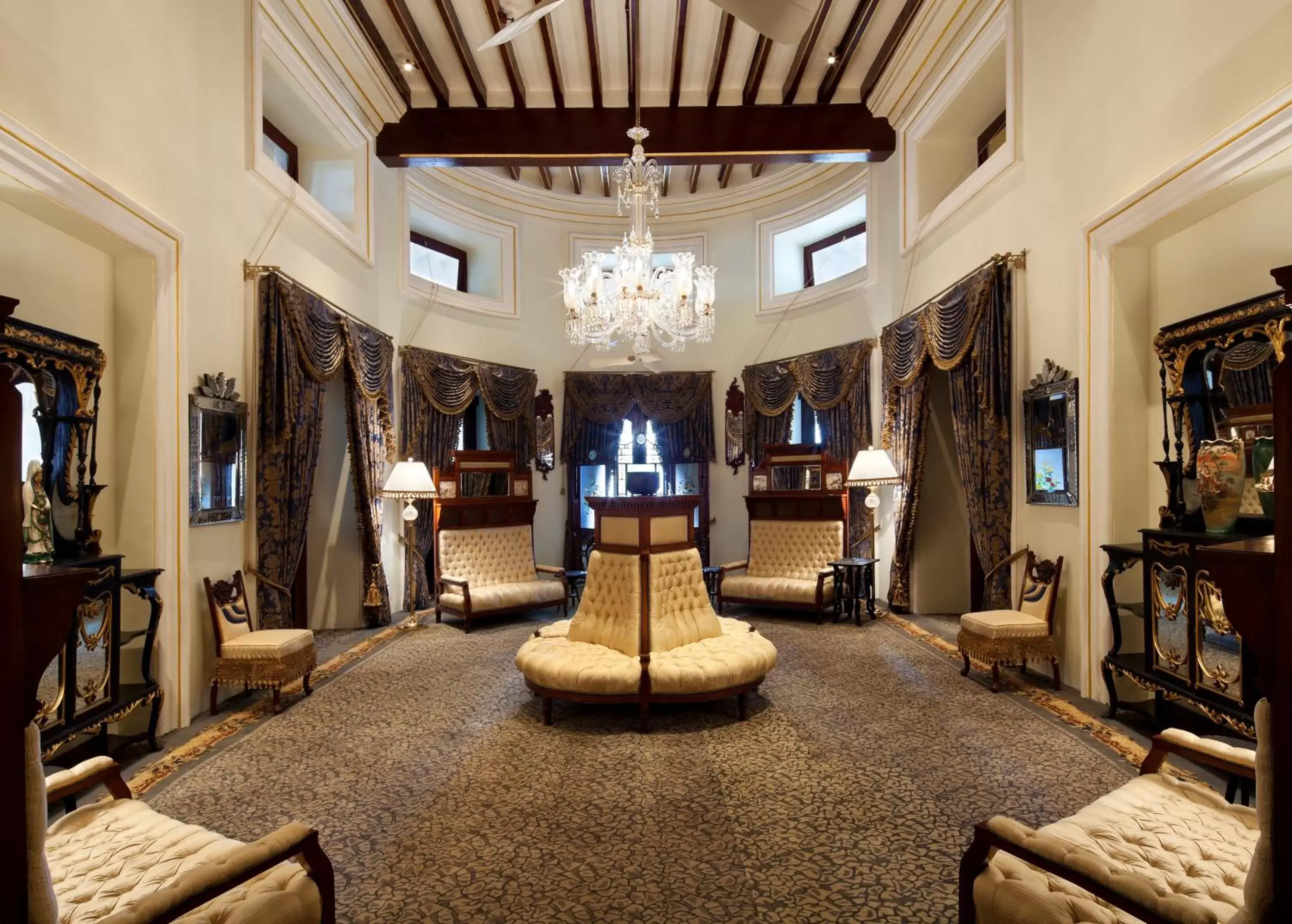 Living room, Lobby/Reception in Taj Falaknuma Palace