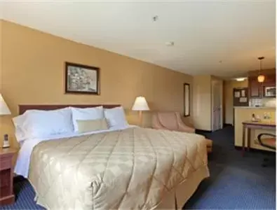 Photo of the whole room, Bed in Ramada Hotel Ashland-Catlettsburg