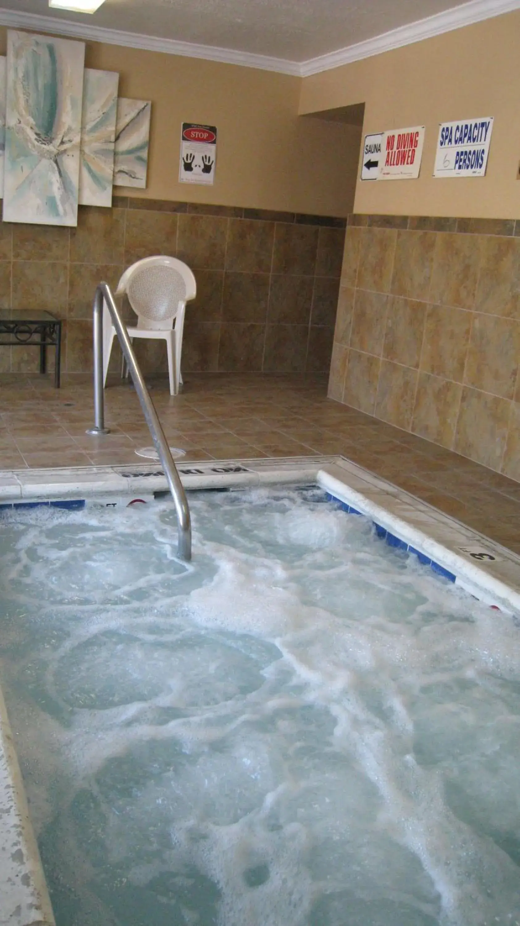 Hot Tub, Swimming Pool in Discovery Inn