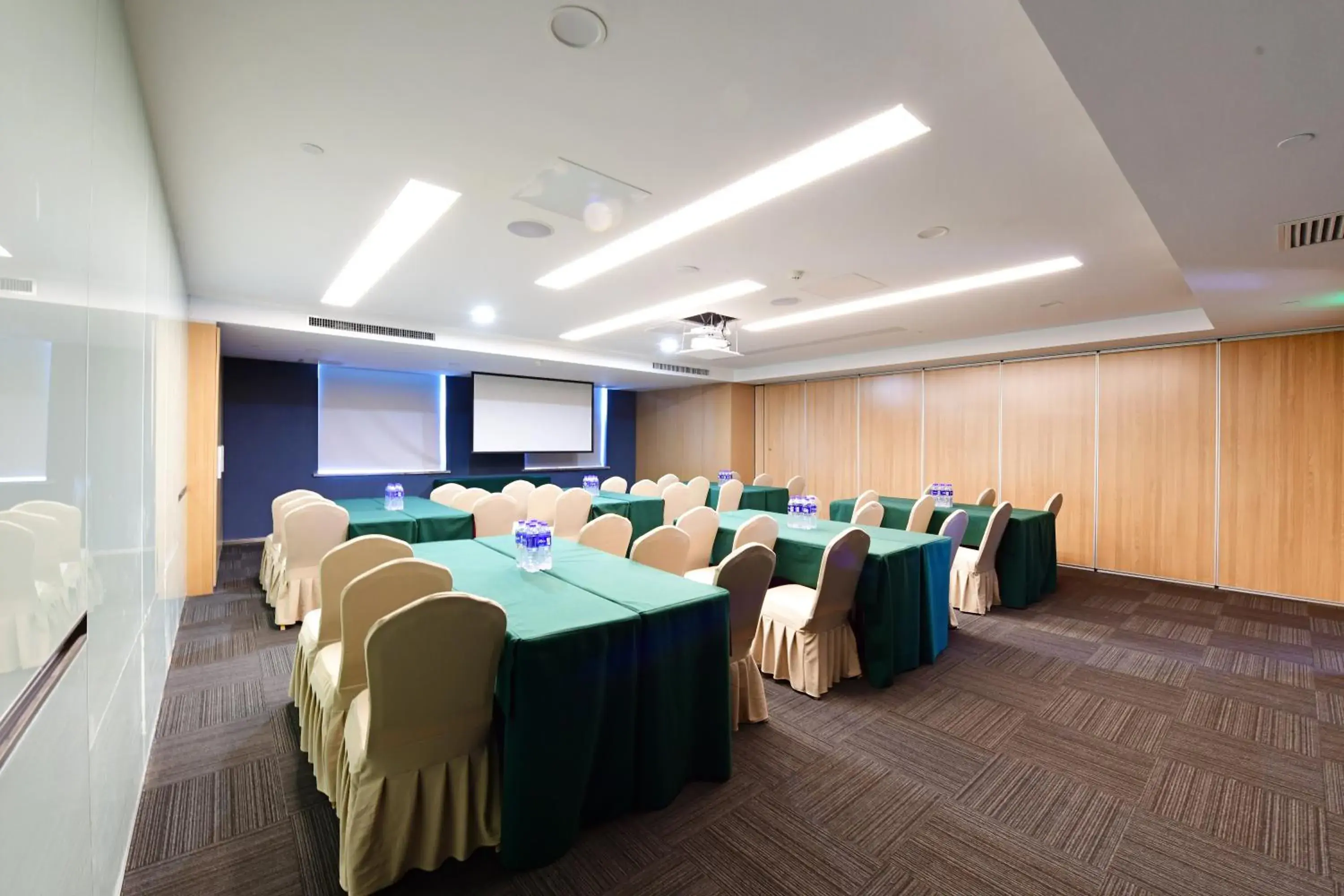 Meeting/conference room in Holiday Inn Express Changchun High-Tech Zone, an IHG Hotel