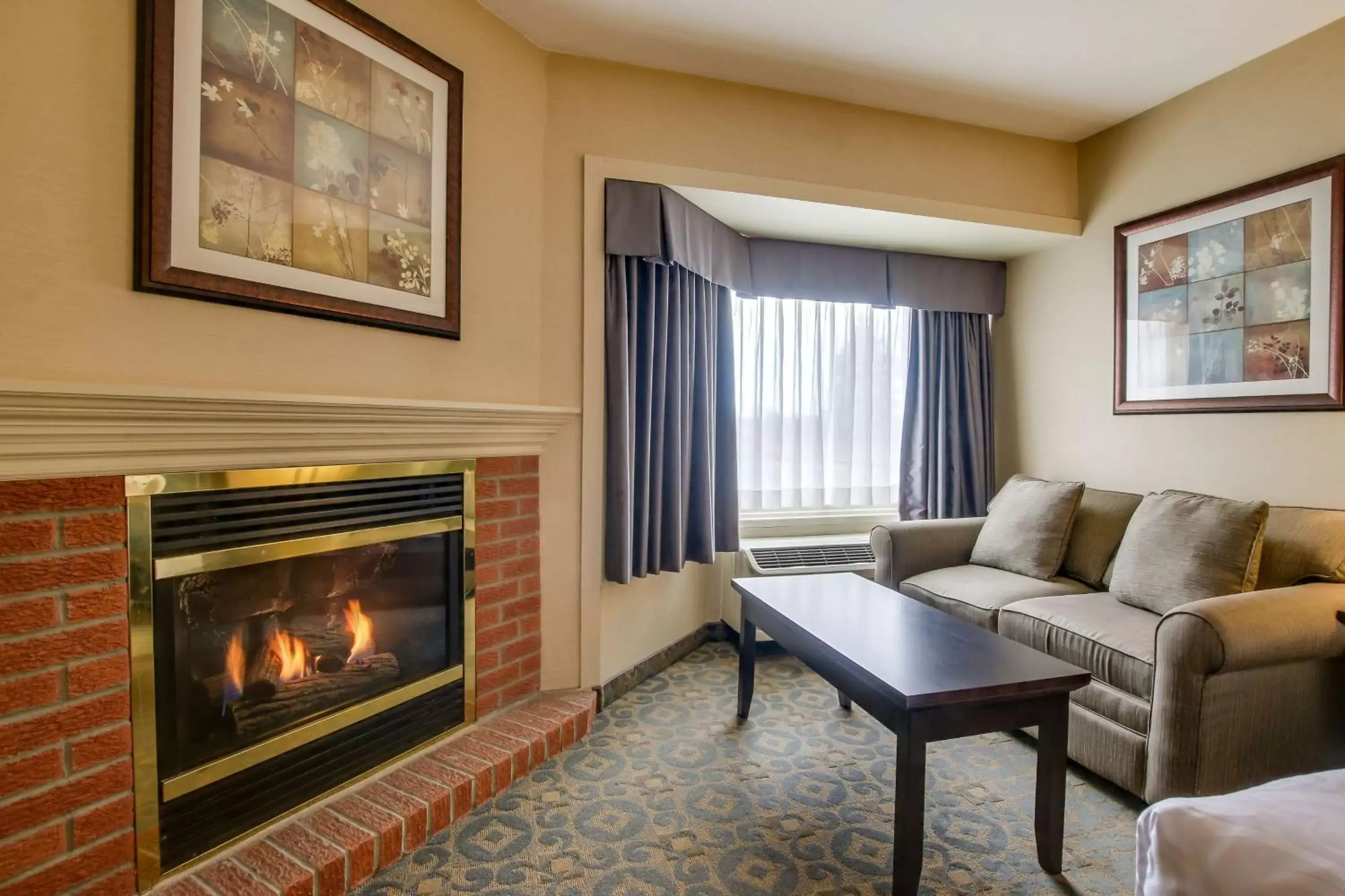 Bedroom, Seating Area in Best Western Brantford Hotel and Conference Centre