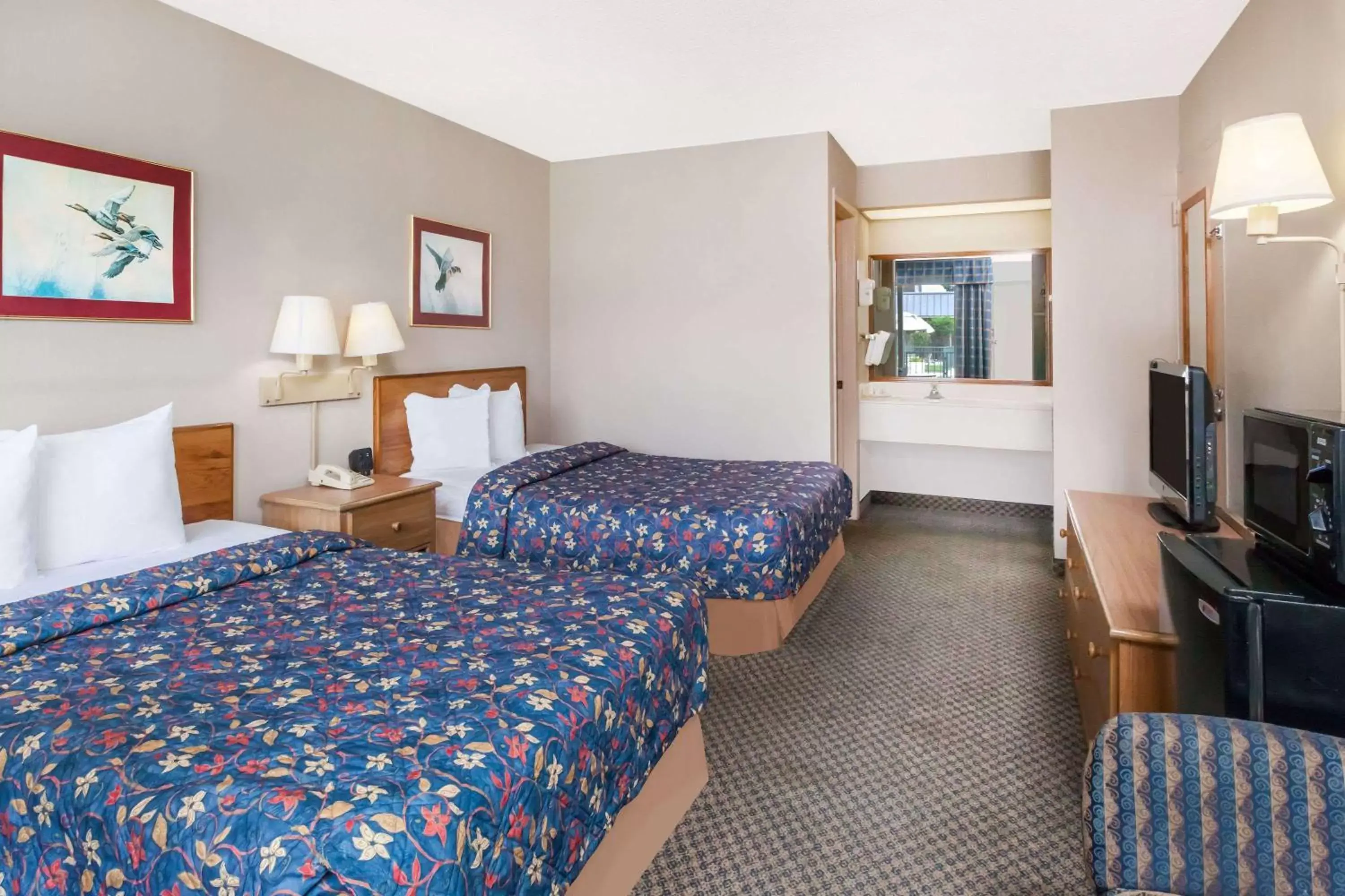Photo of the whole room, Bed in Days Inn by Wyndham Seguin TX