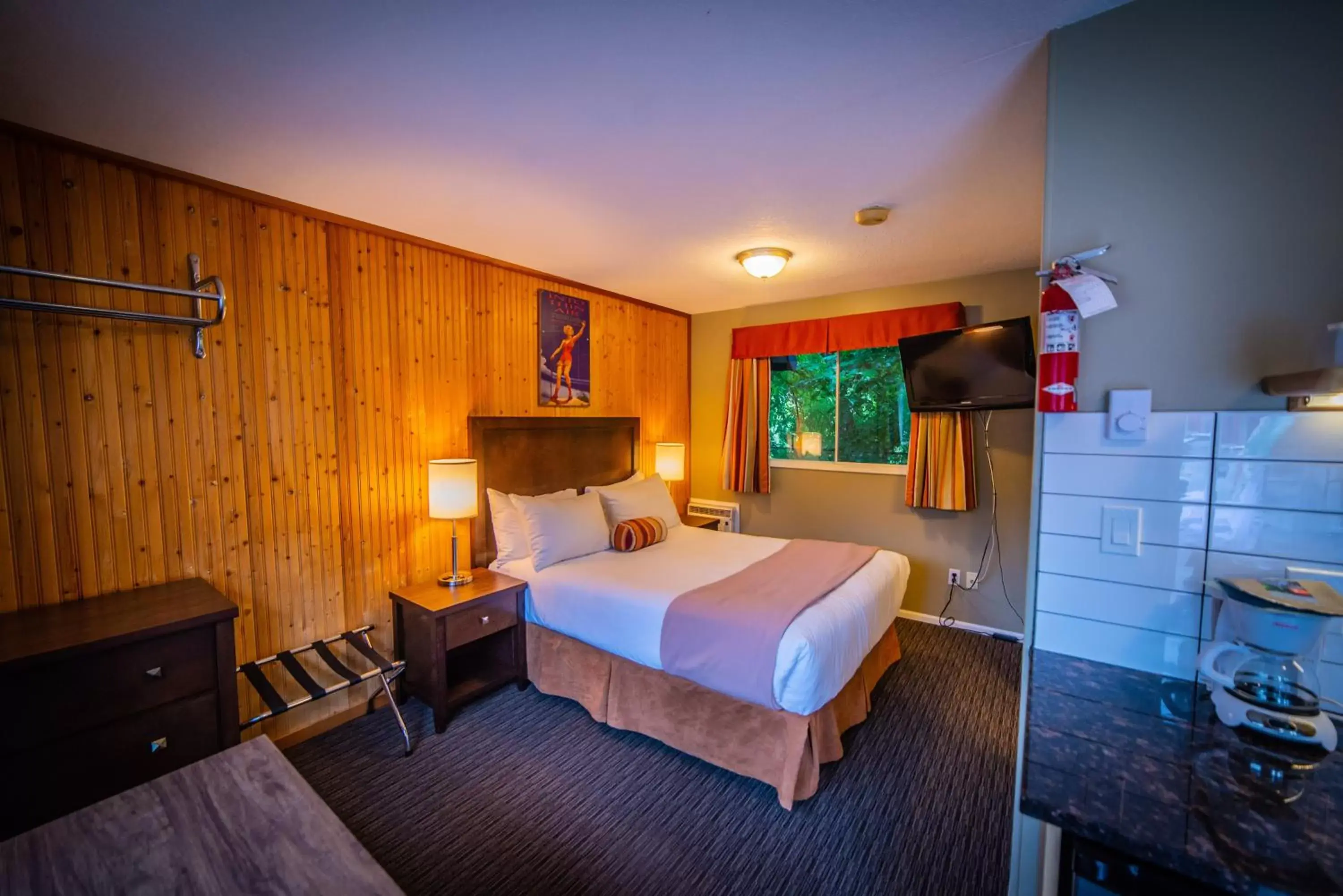 Photo of the whole room, Bed in Alpine Inn & Suites