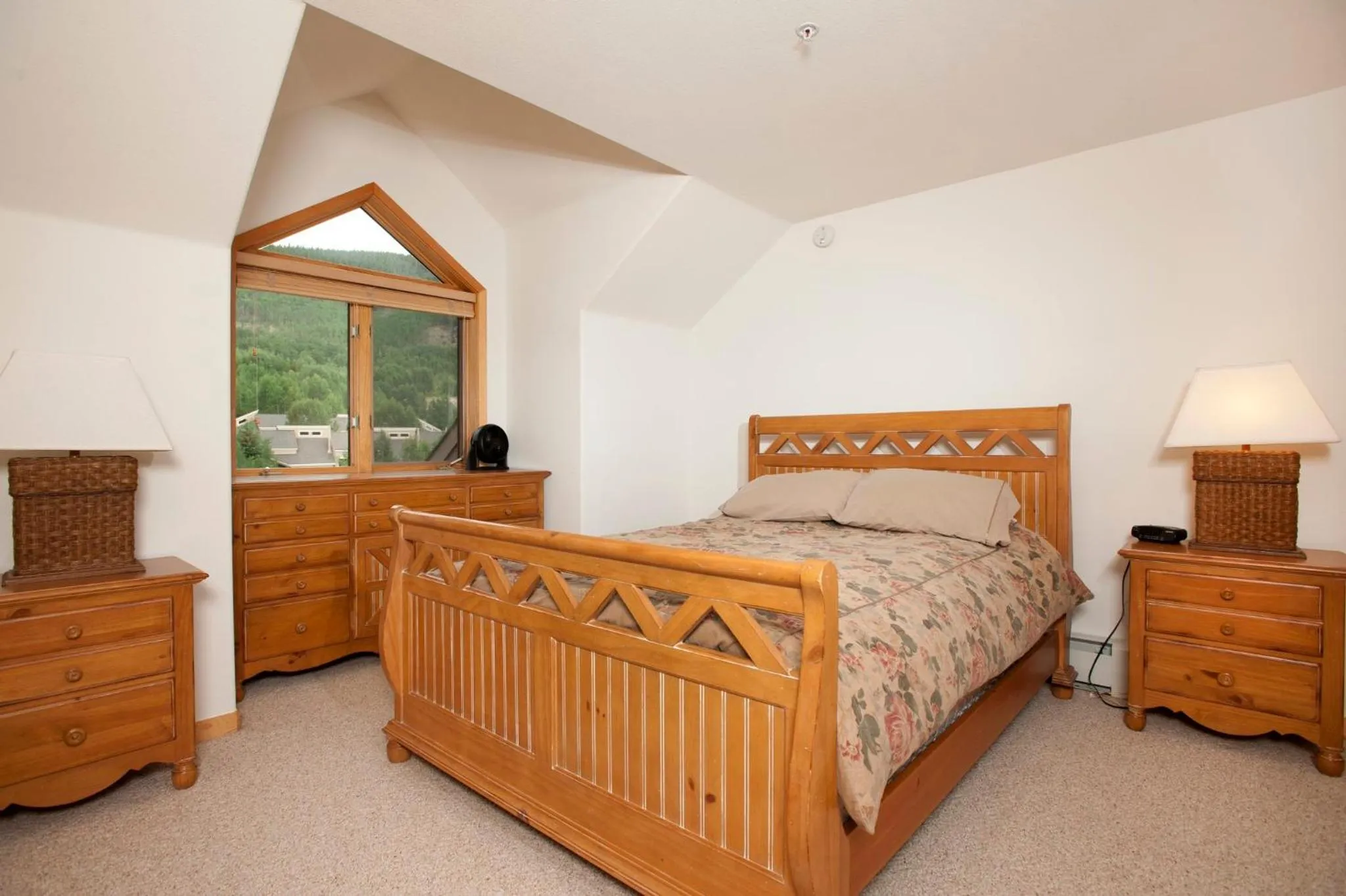 Photo of the whole room, Bed in Gateway Mountain Lodge, A Vail Resorts Property