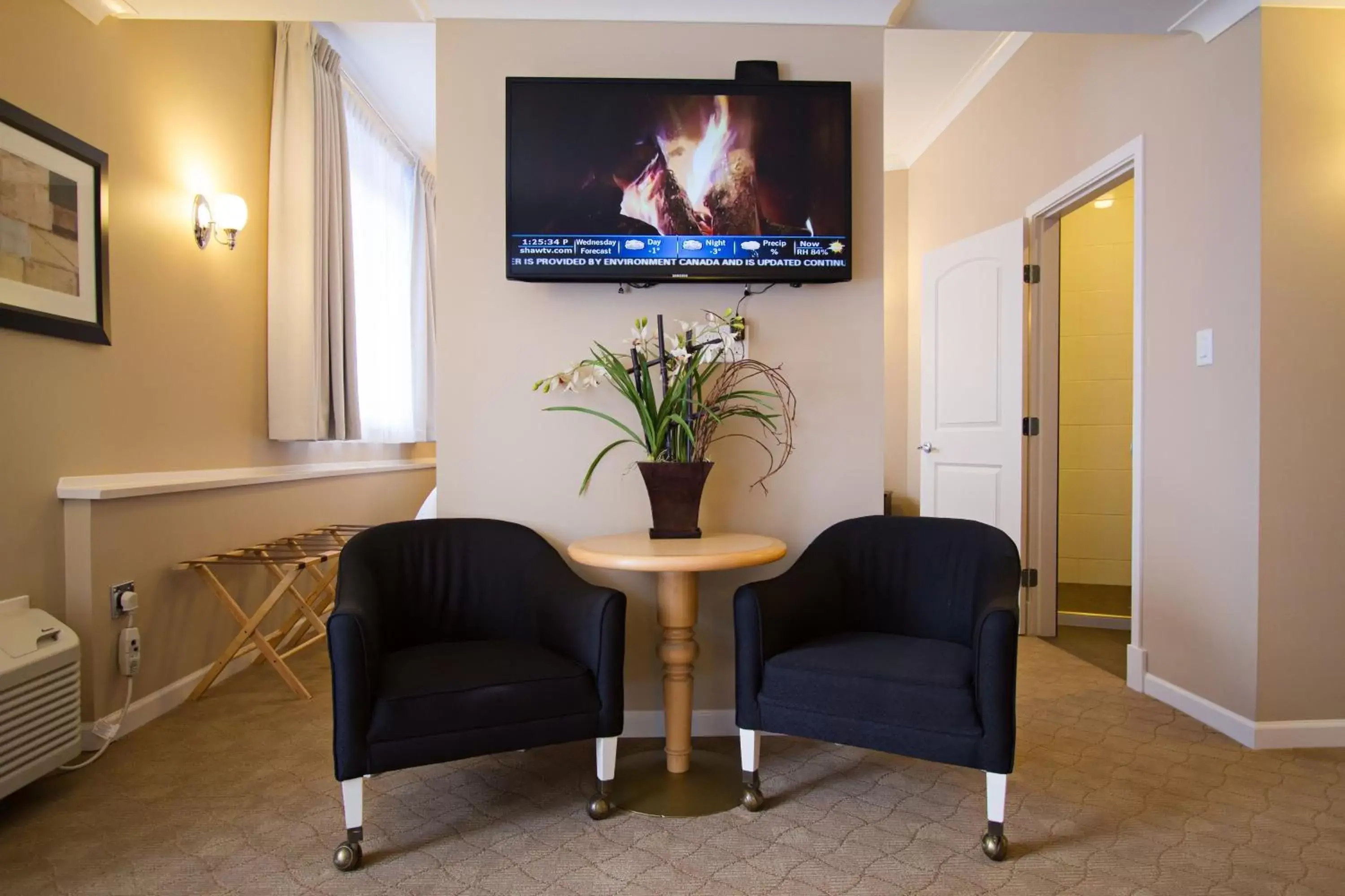 TV and multimedia, Seating Area in Glenwood Inn & Suites