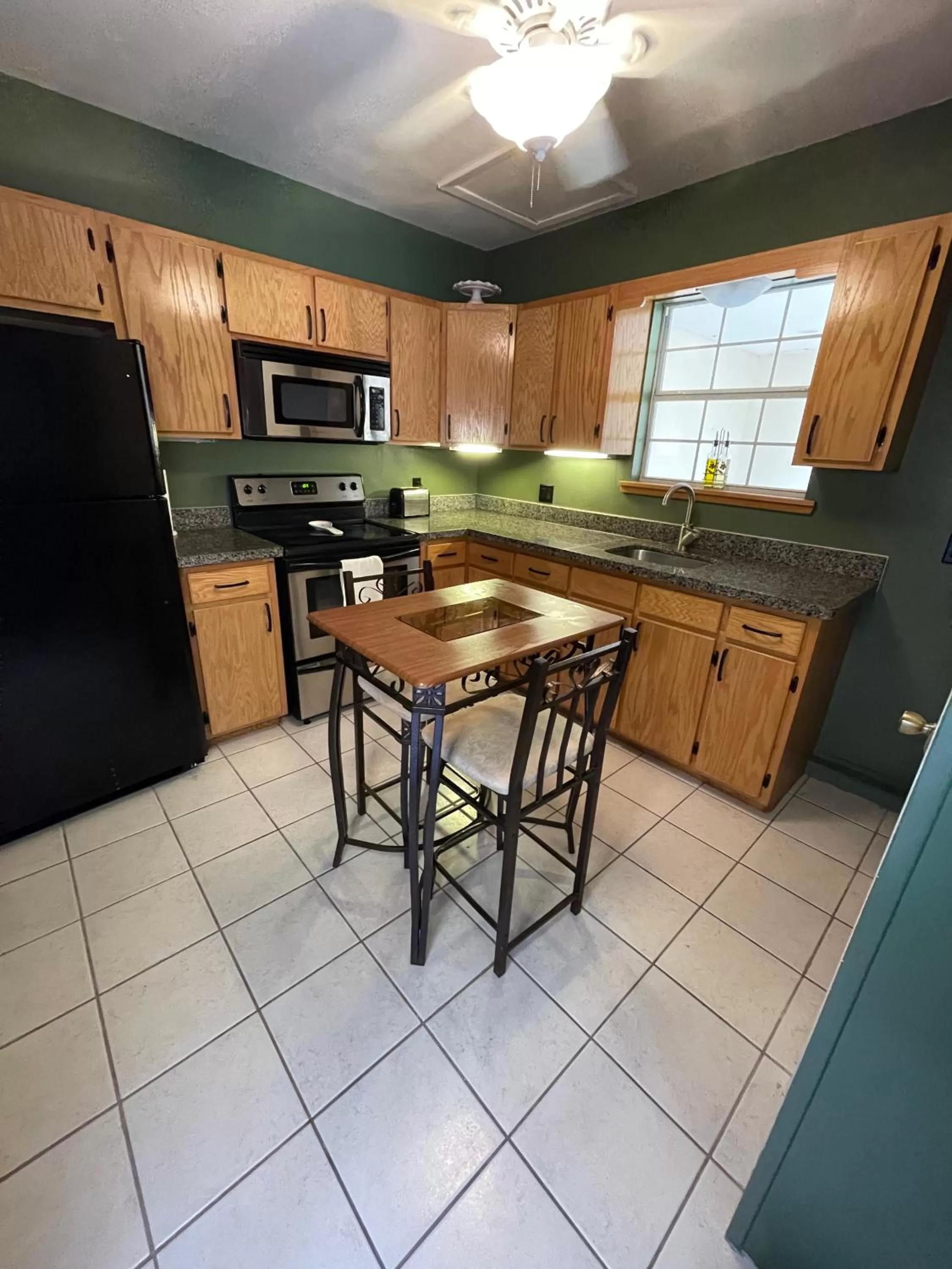 Kitchen or kitchenette in Flamingo Inn