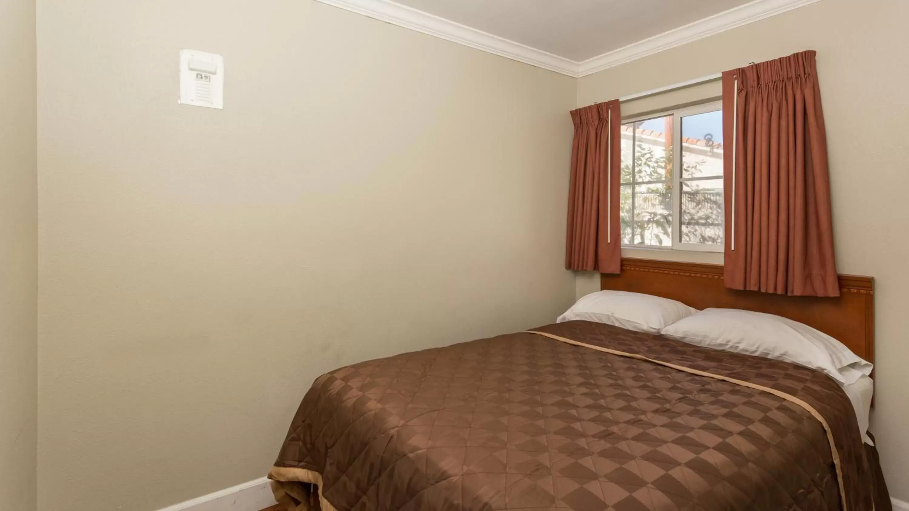 Bedroom, Bed in Harbor Motel