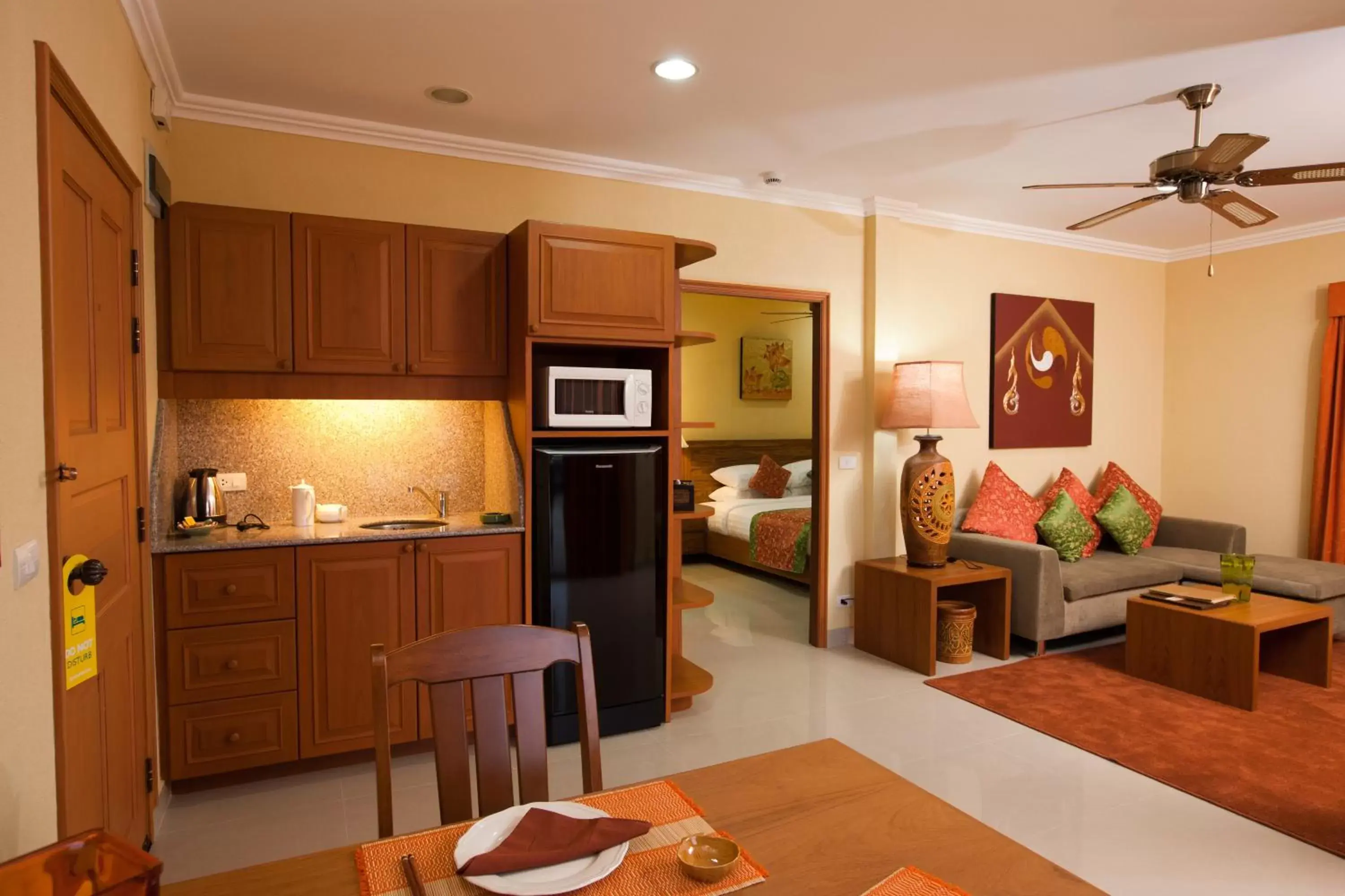 Living room, Kitchen/Kitchenette in Baan Souy Resort