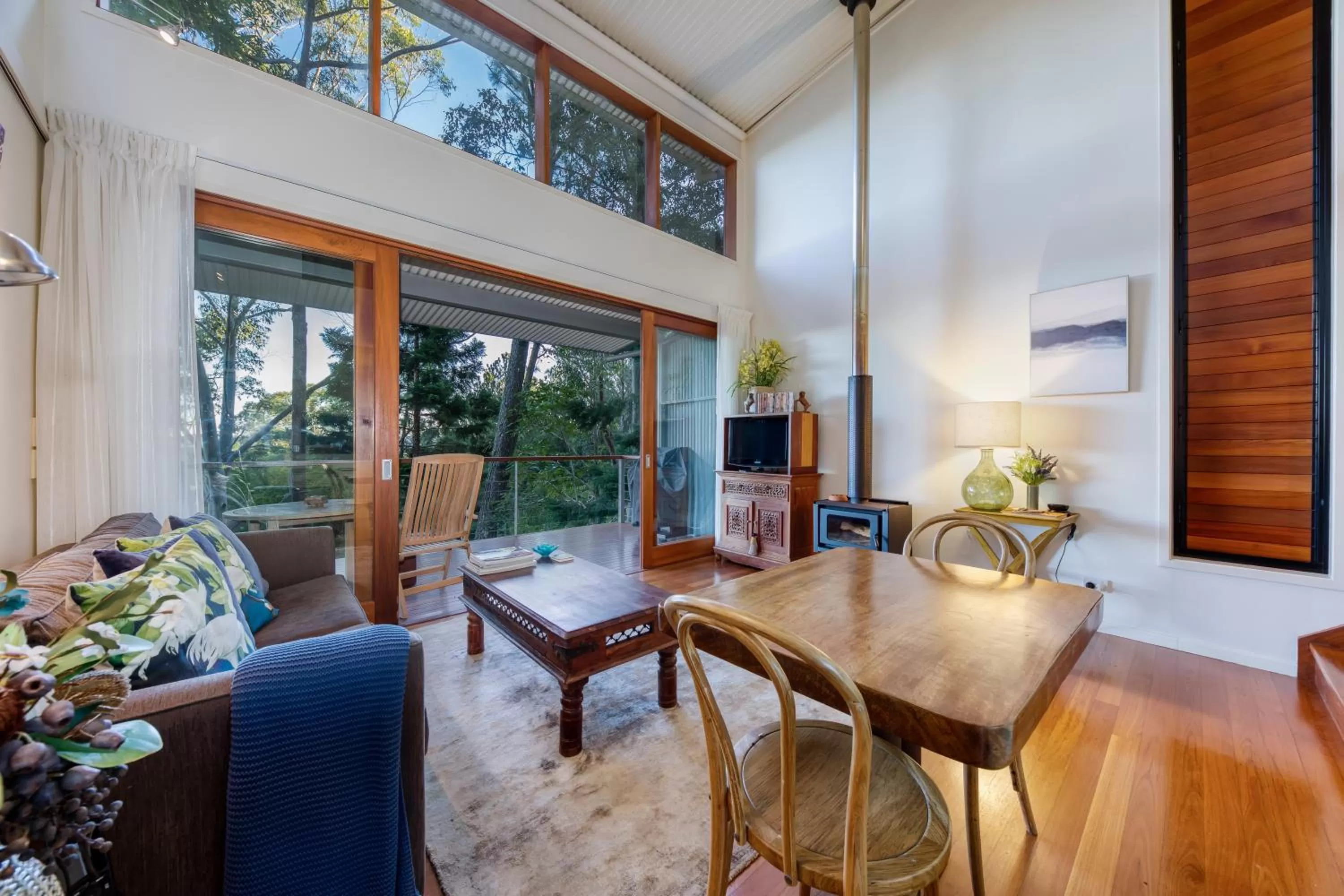 TV and multimedia in Taman Sari Sunshine Coast Romantic Pet-Friendly Hinterland Retreat