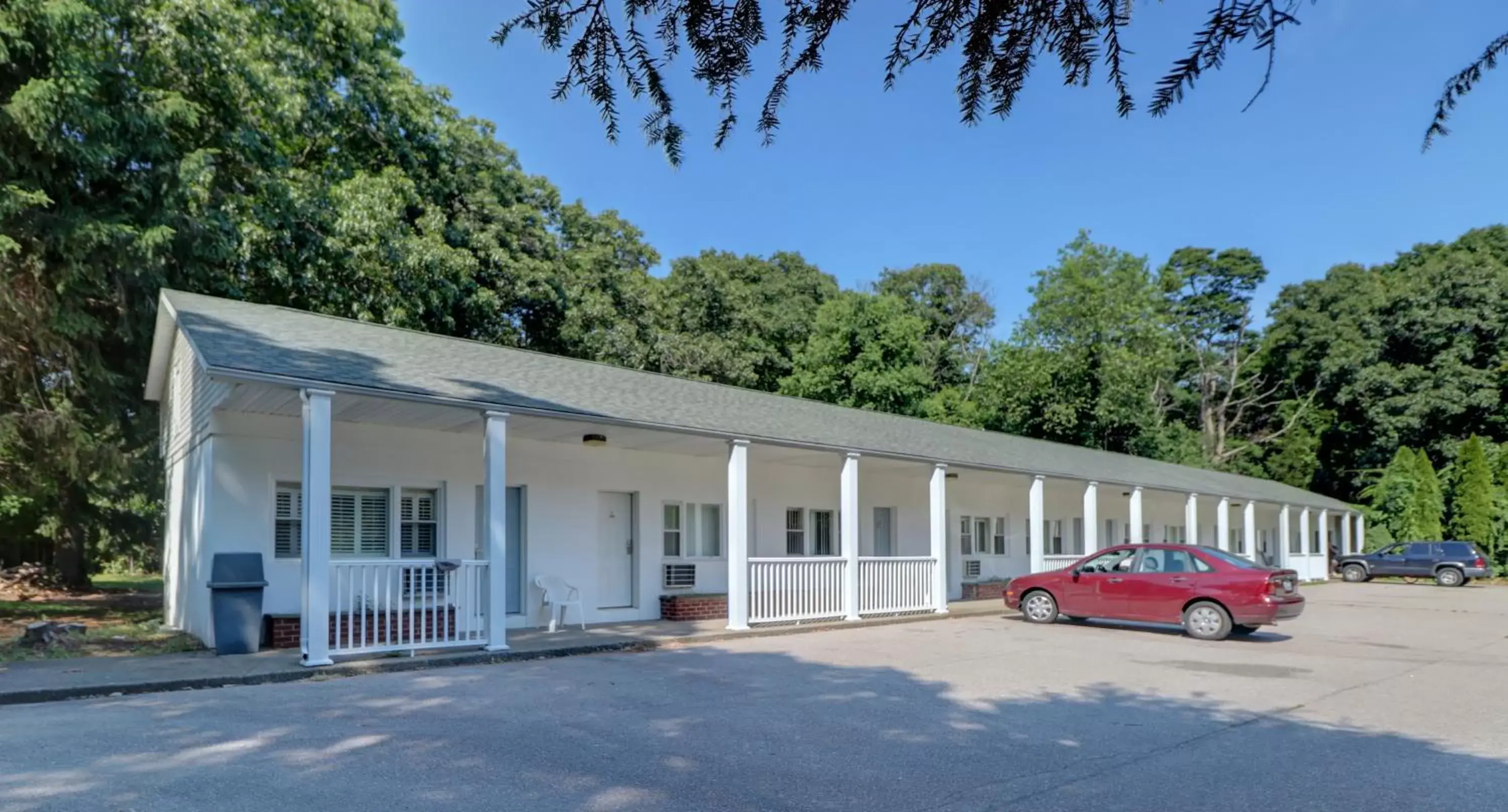 Property Building in Hamilton Village Inn