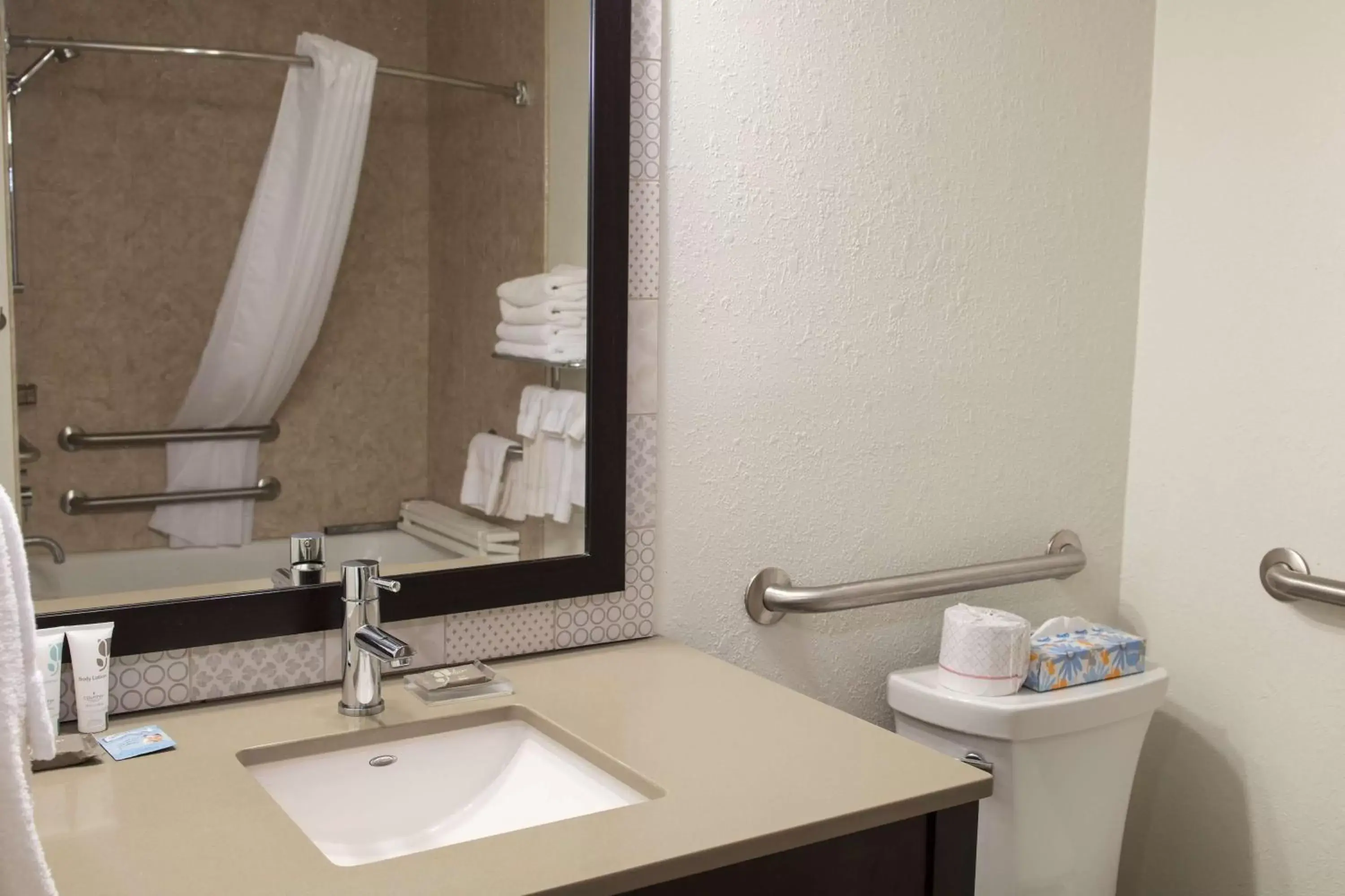 Bathroom in Country Inn & Suites by Radisson, Platteville, WI