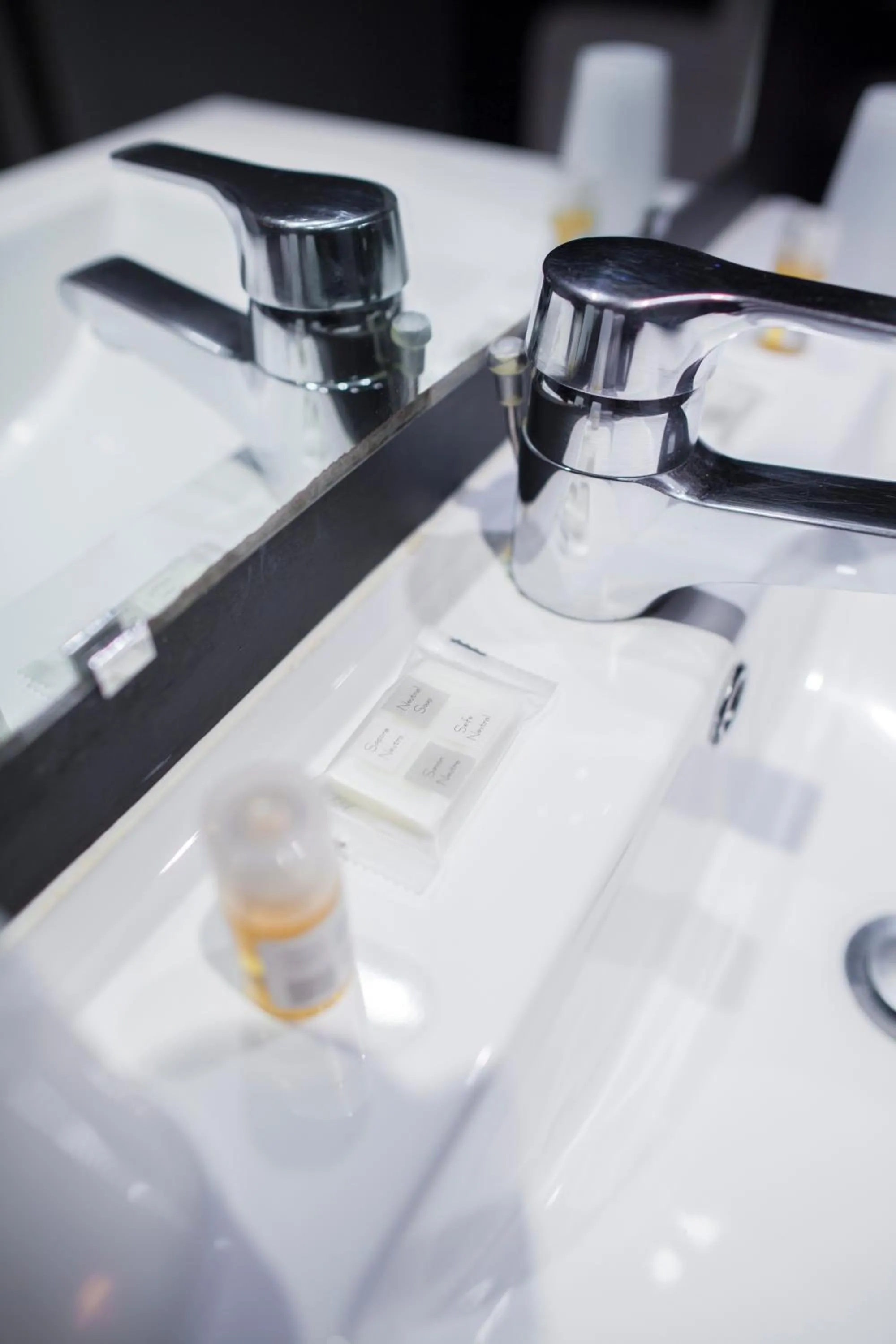 Bathroom in The Originals City, Le Cottage Hôtel, Bruay-la-Buissière